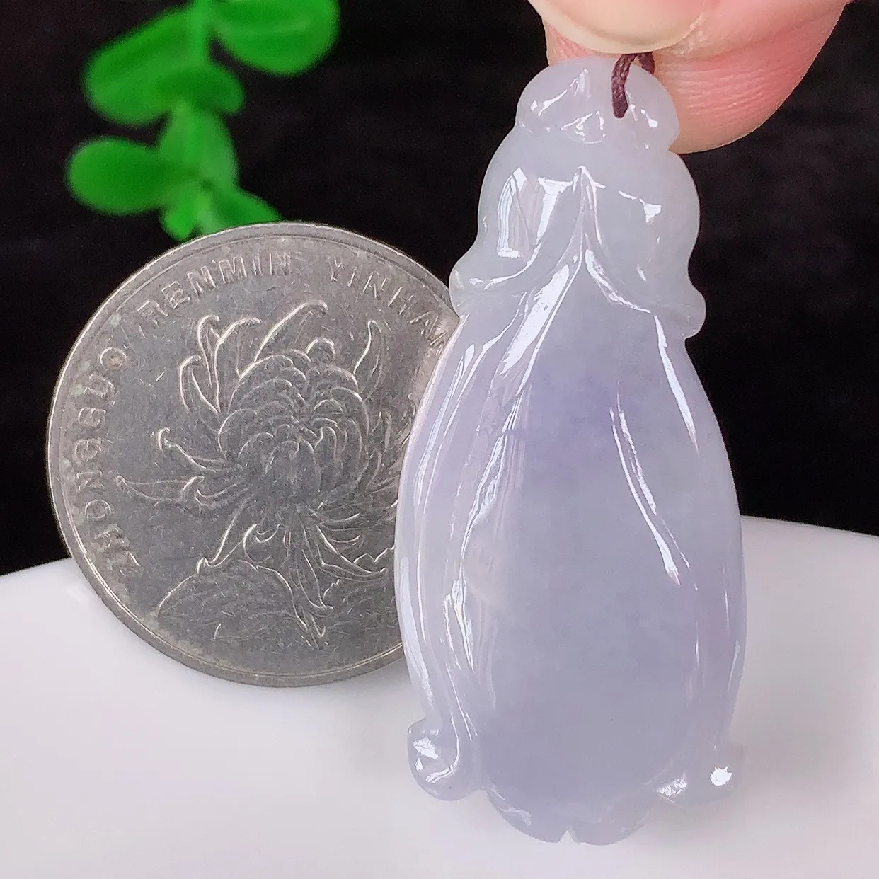 自然光实拍，冰润冰糯种紫罗兰翡翠玉兰花吊坠，种老水足，翠色灵动，寓意美好，佩戴时尚出众！#41.21