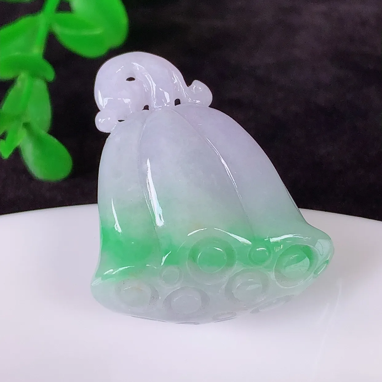 自然光实拍，冰润冰糯种春彩翡翠招财莲蓬吊坠，水润精细，寓意路路都通，有着促进事业有运！#02.21