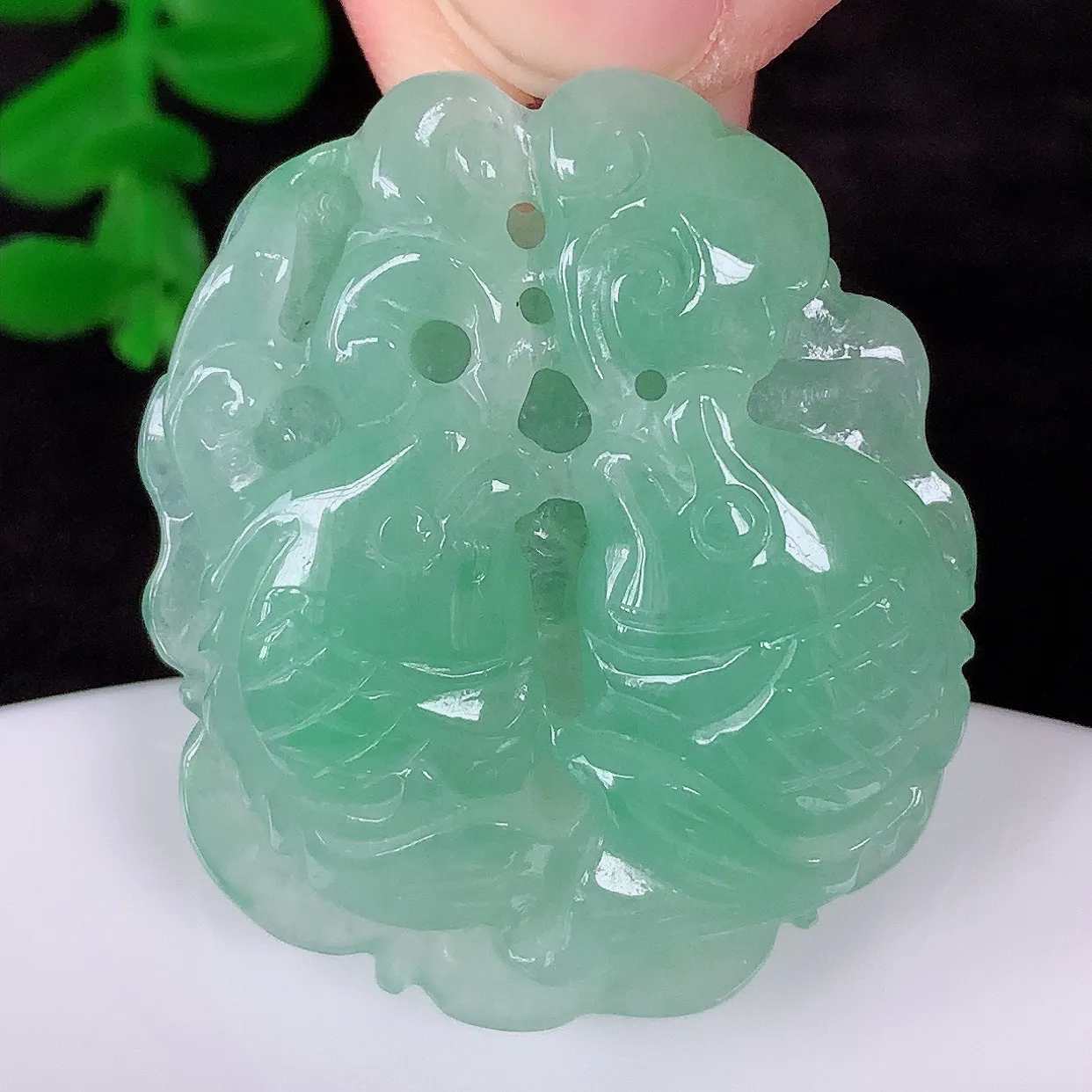 自然光实拍，冰润冰糯种飘绿翡翠年年有余，自由自在玉吊坠，寓意财源广进，雕工婉约，栩栩如生，佩戴优雅迷