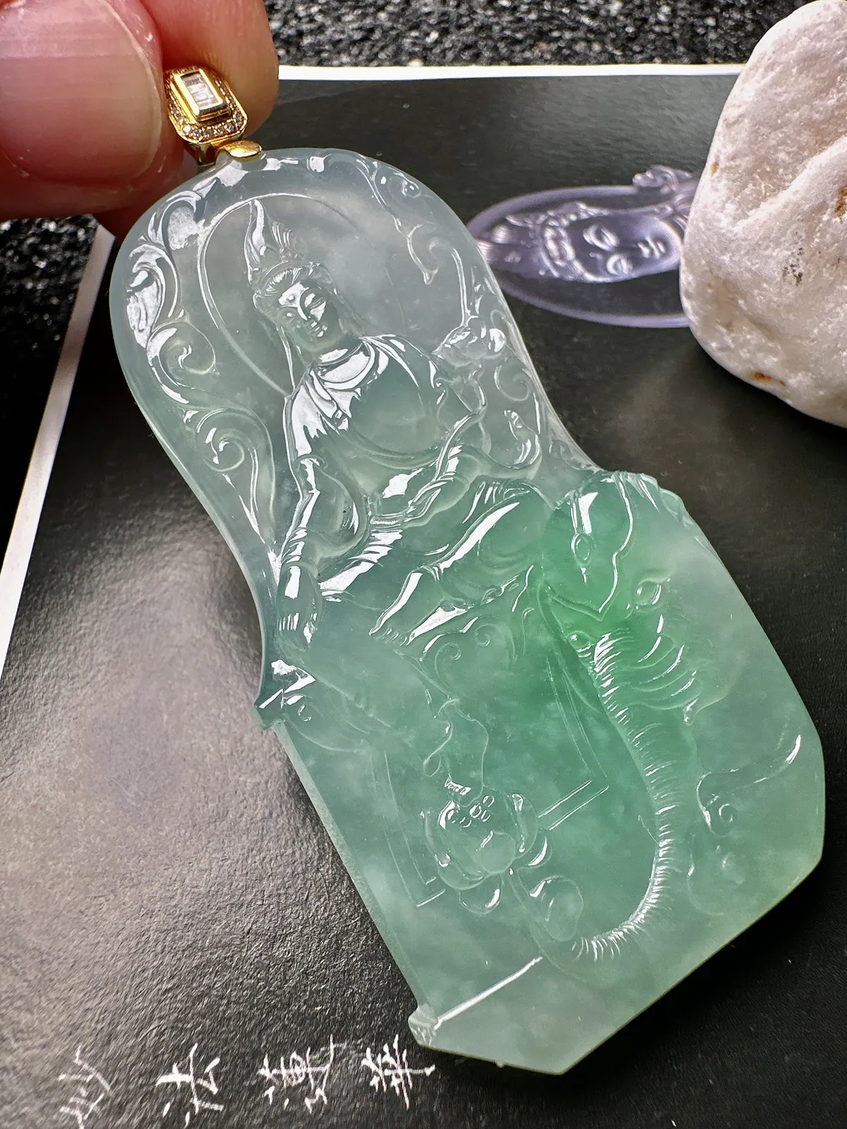 【冰种飘绿普贤菩萨】种老质地细腻，冰润纯净，光感好。雕工精美，是生肖龙、蛇的守护神。18k金扣头镶嵌，裸石尺寸68.3*36.5*6.3毫米