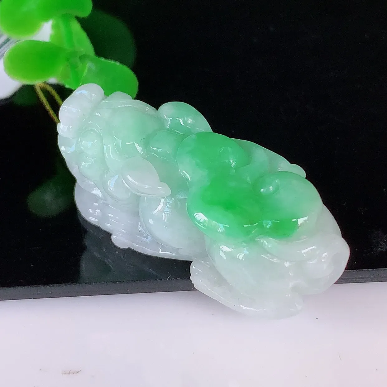 自然光实拍，冰润冰糯种飘阳绿翡翠招财貔貅吊坠，民间有“一摸貔貅运程旺盛，再摸貔貅财运滚滚，三摸貔貅平步青云 ”的美好祝愿。#35.21