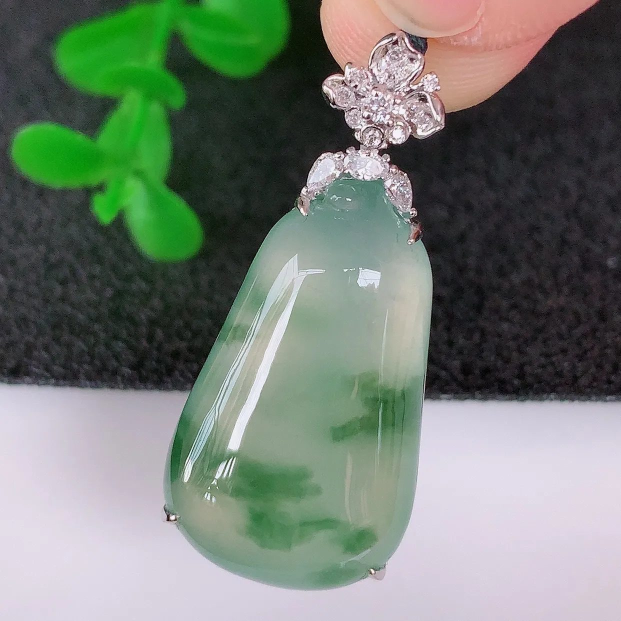 自然光实拍，18K金镶嵌冰润冰种飘绿花翡翠招财福瓜吊坠，翡翠福瓜招财瓜，冰润且起胶感，佩戴效果优雅迷