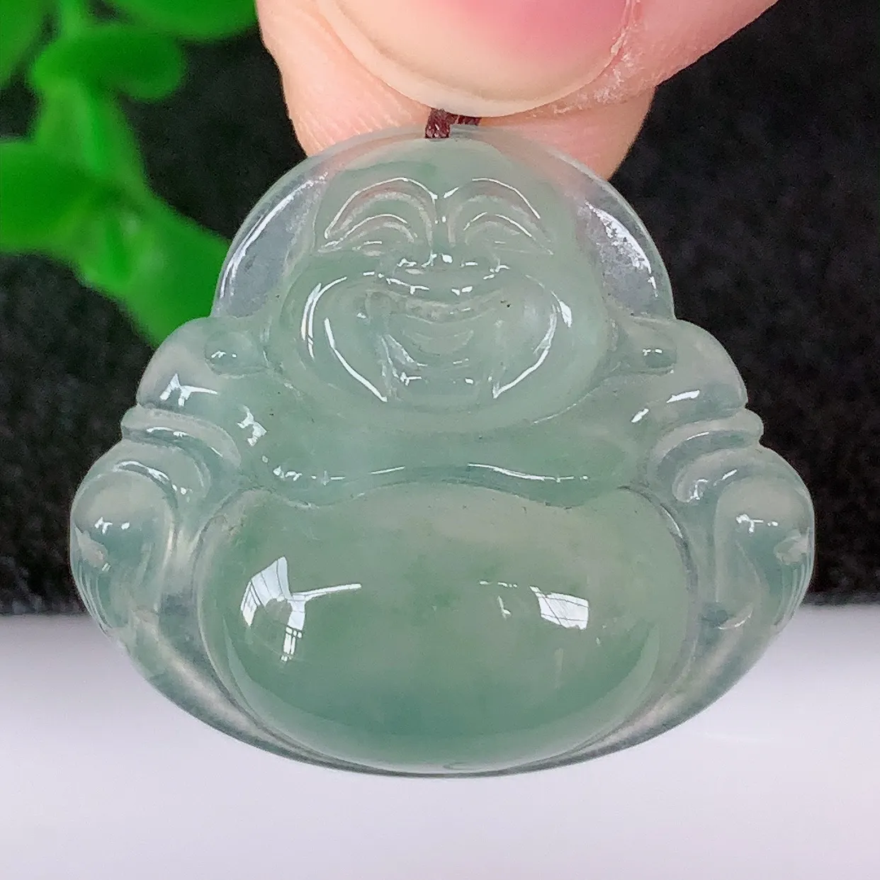 自然光实拍，冰润冰种飘绿翡翠佛公吊坠，饱满， 佛公亦保平安，寓意有福（佛公）相伴，配戴优雅迷人！#51.21