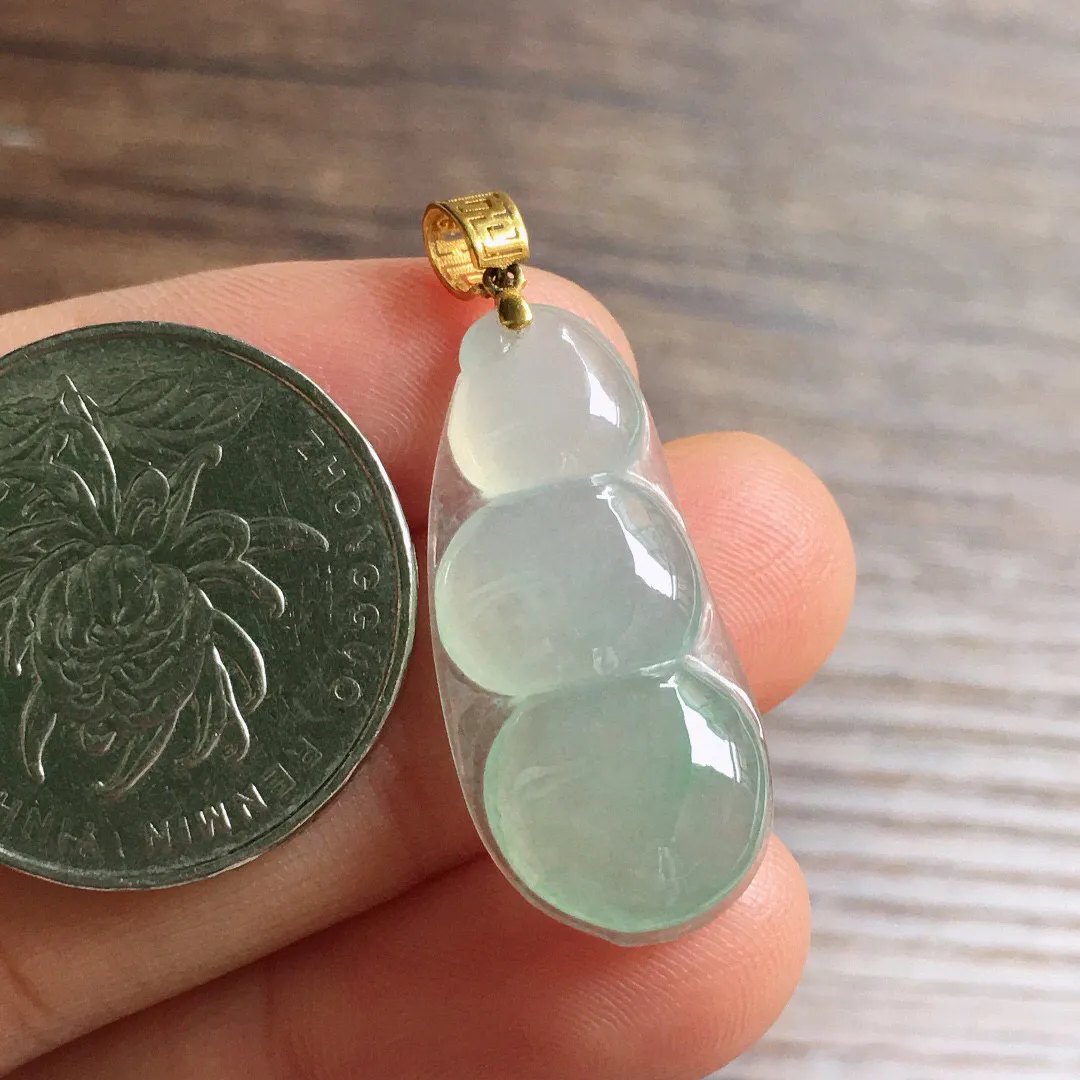 冰晴底福豆吊坠，18k金镶嵌，冰润细腻，种水足，裸石尺寸28.8*13.3*5.1