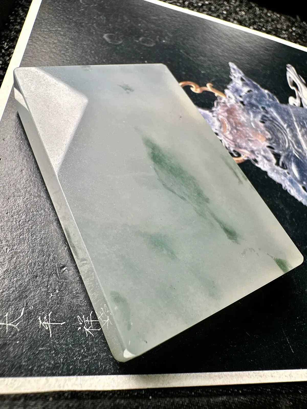 【冰种飘花无事牌】很大很厚装，质地细腻，冰度很足，种相当老