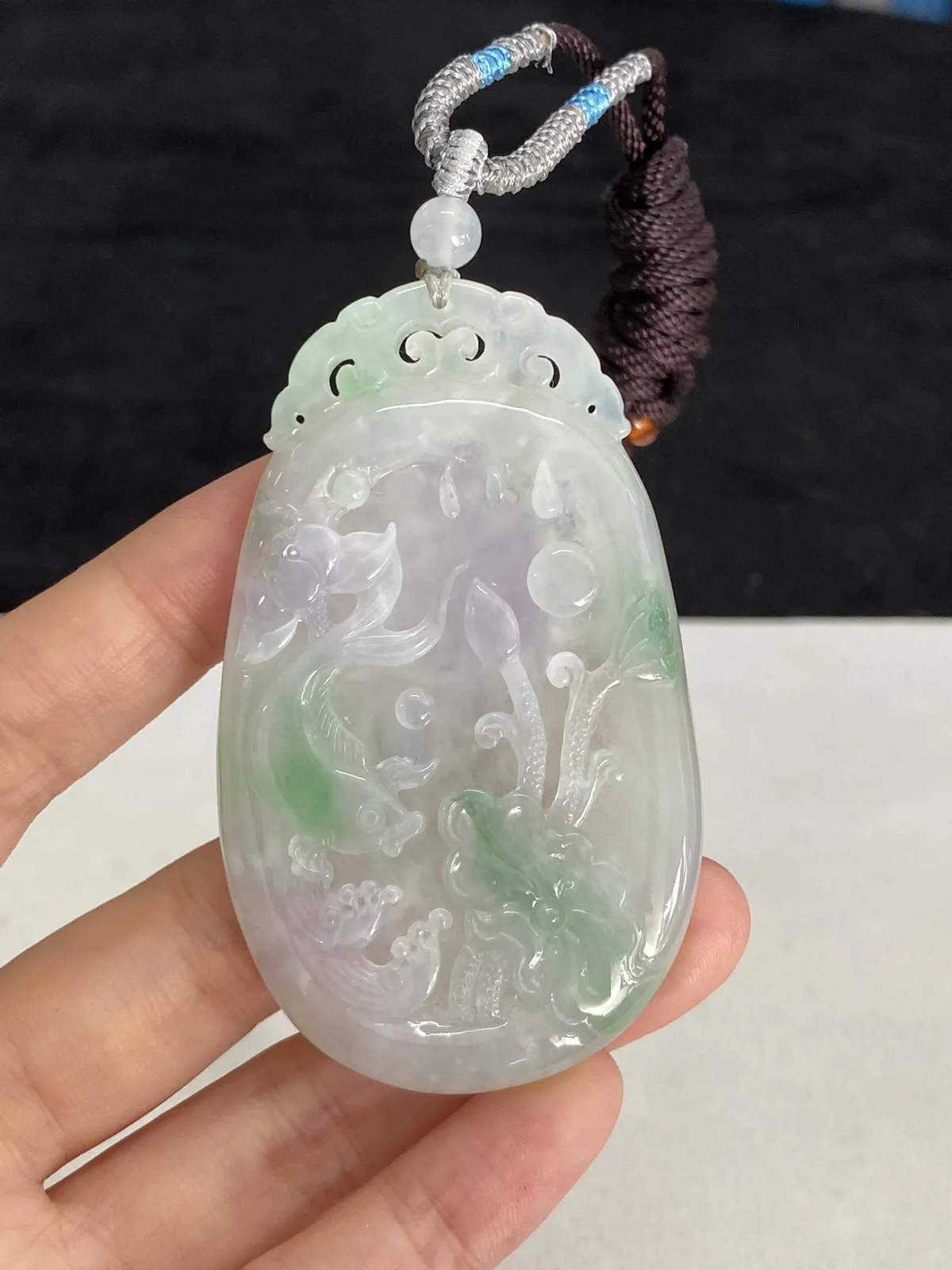 翡翠糯化种飘绿吊坠，配珠未测