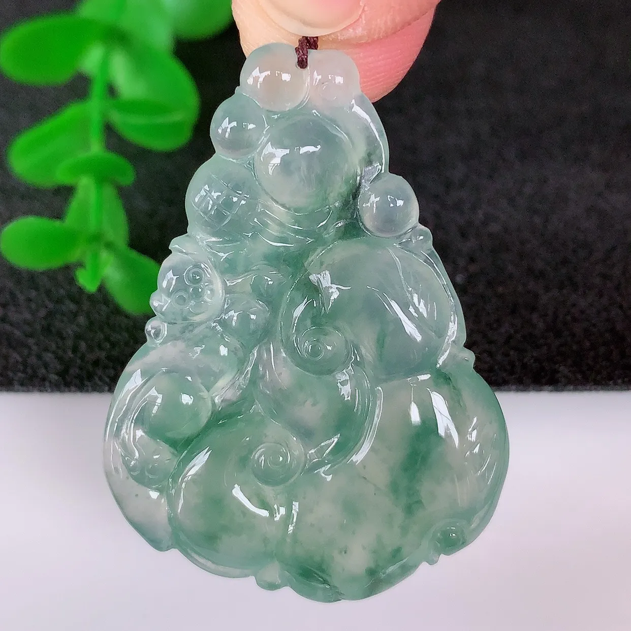 自然光实拍，冰种飘花翡翠如意吊坠，翡翠如意，上身效果非常美，饱满大气，工艺美，万事如意，如意一生 #01.21