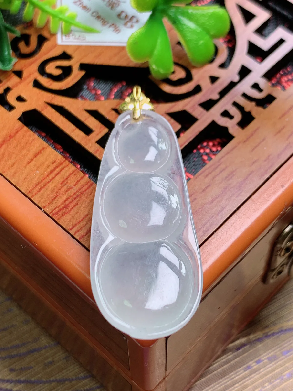 精品推荐，缅甸天然A货翡翠，18K金扣镶嵌冰种福豆吊坠，种水好，颜色鲜艳，玉质水润细腻，工艺精湛，佩戴效果更佳。