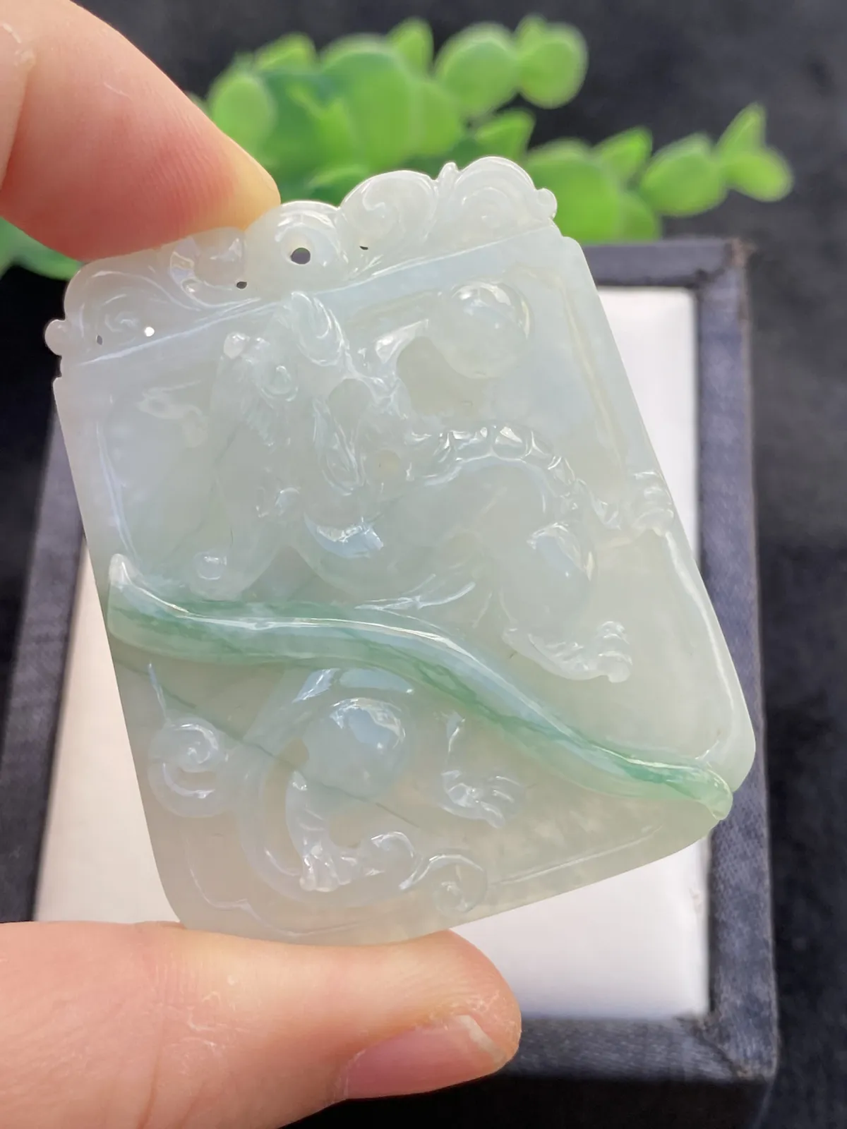 推荐【飘绿古龙牌】背面小避雕，水润，细腻，冰润，厚装，品相佳～