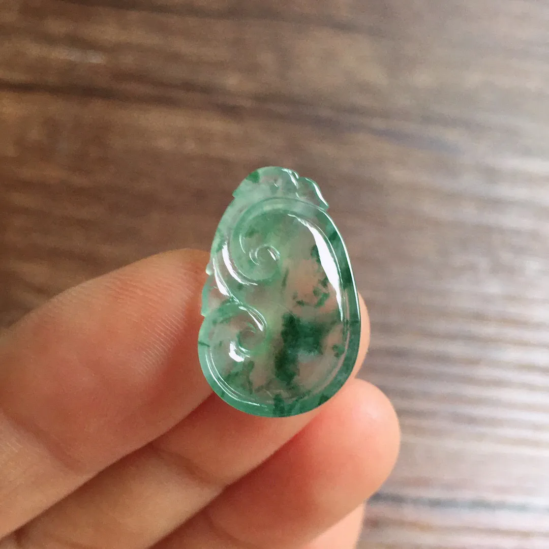 冰飘花如意，冰润光泽，玉质细腻，种水足，整体尺寸21.6*14*4.2