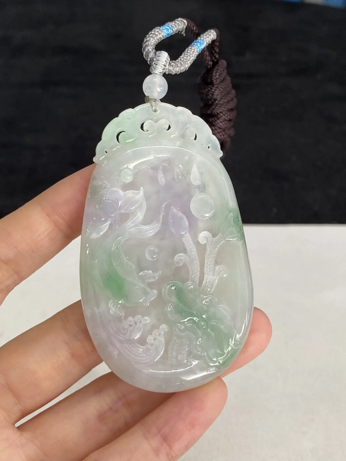 翡翠糯化种飘绿吊坠，配珠未测