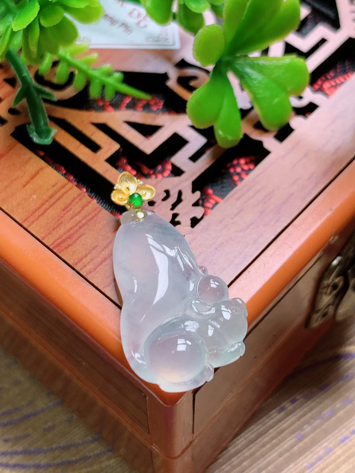 精品推荐，缅甸天然A货翡翠，18K金扣镶嵌冰种松鼠吊坠，种水好，颜色鲜艳，玉质水润细腻，工艺精湛，佩