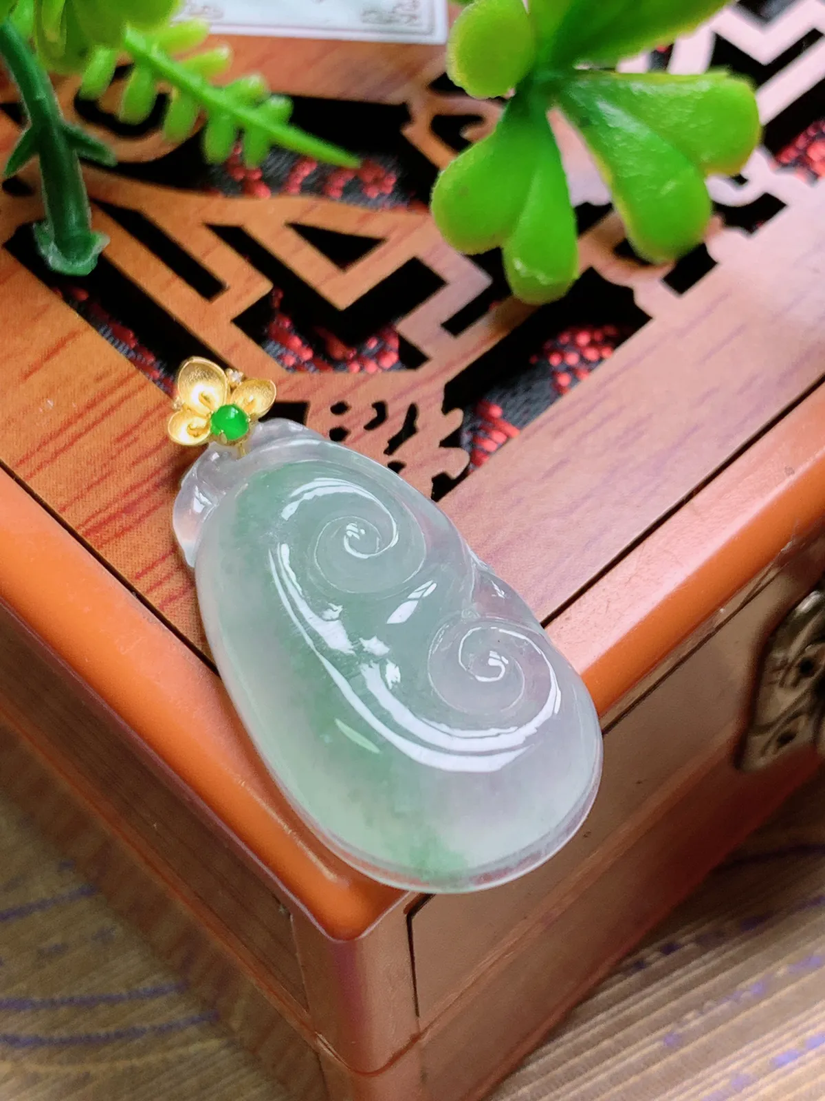精品推荐，缅甸天然A货翡翠，18K金扣镶嵌冰种飘绿花如意吊坠，种水好，颜色鲜艳，玉质水润细腻，工艺精