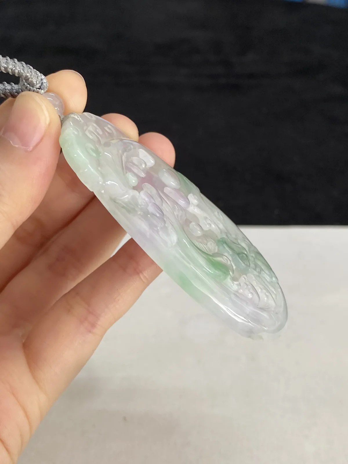 翡翠糯化种飘绿吊坠，配珠未测