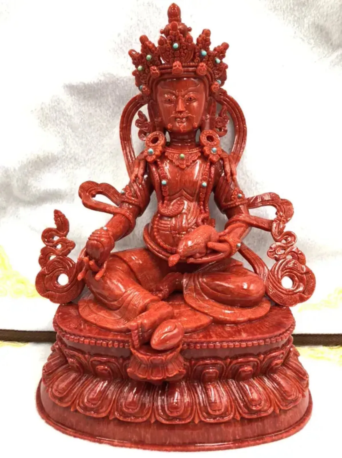 【天然红珊瑚财神大摆件】西班牙产地，科西卡珊瑚料，深红颜色，釆用台湾拼接手工工艺，精雕细镂，底部有开孔可藏经文，手工工序复杂，高约23厘米，宽约17厘米，厚10厘米，总重1800克！大摆件红珊瑚财神，天然绿松石点缀！收藏供奉价值高！