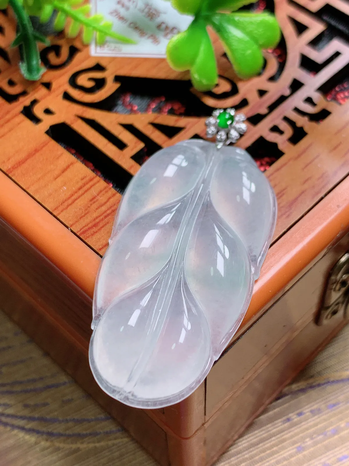 精品推荐，缅甸天然A货翡翠，18K金扣镶嵌冰种叶子吊坠，种水好，颜色鲜艳，玉质水润细腻，工艺精湛，佩戴效果更佳。
