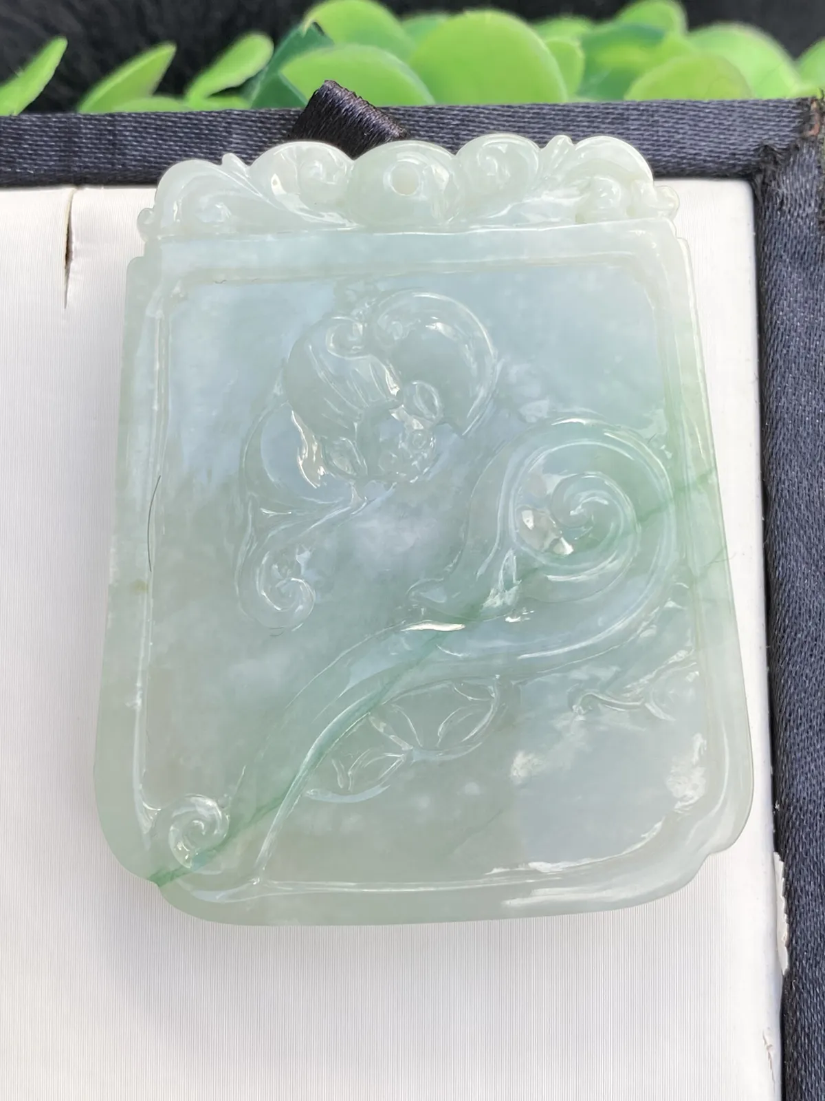 推荐【飘绿古龙牌】背面小避雕，水润，细腻，冰润，厚装，品相佳～