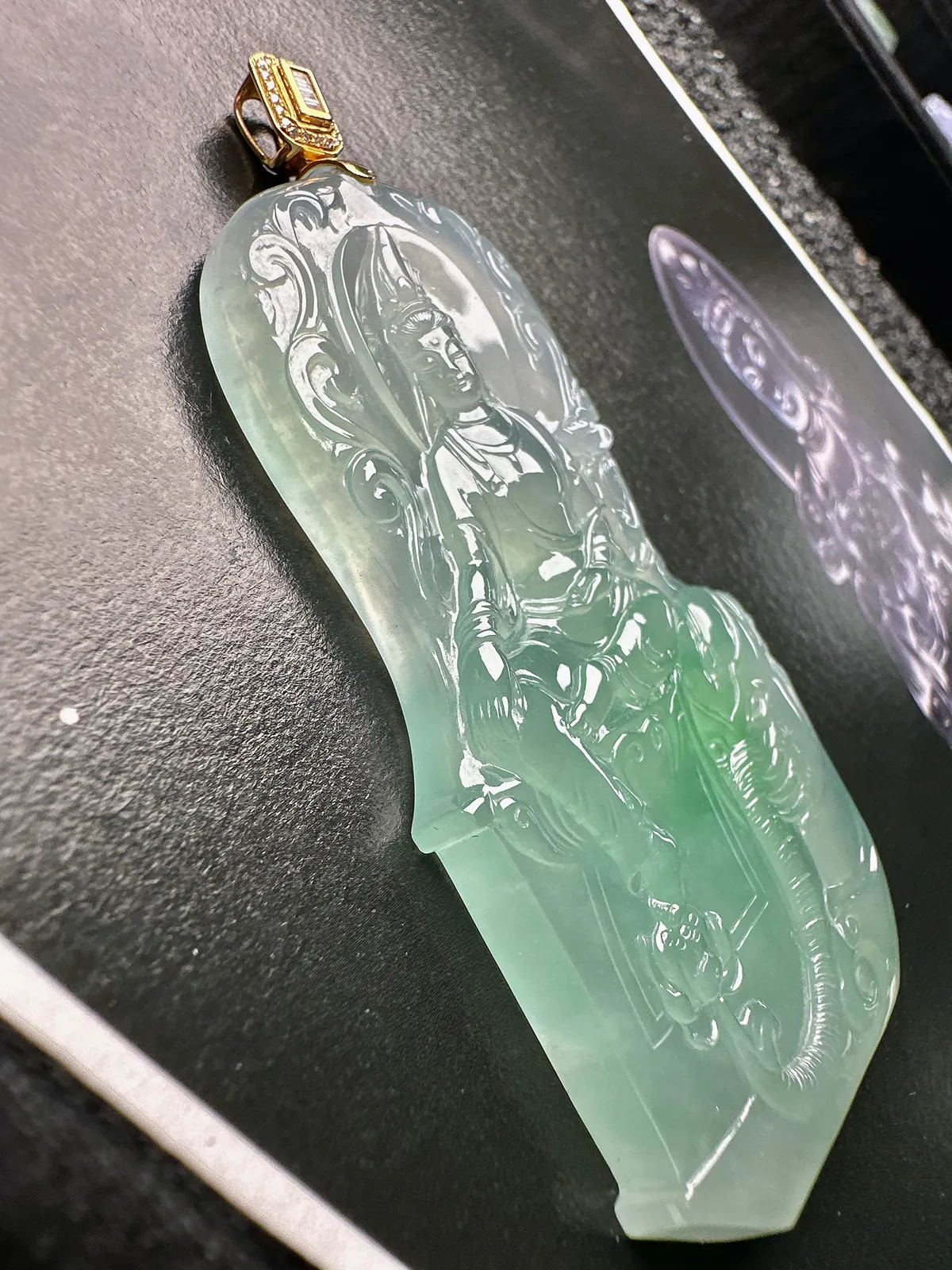 【冰种飘绿普贤菩萨】种老质地细腻，冰润纯净，光感好。雕工精美，是生肖龙、蛇的守护神。18k金扣头镶嵌，裸石尺寸68.3*36.5*6.3毫米