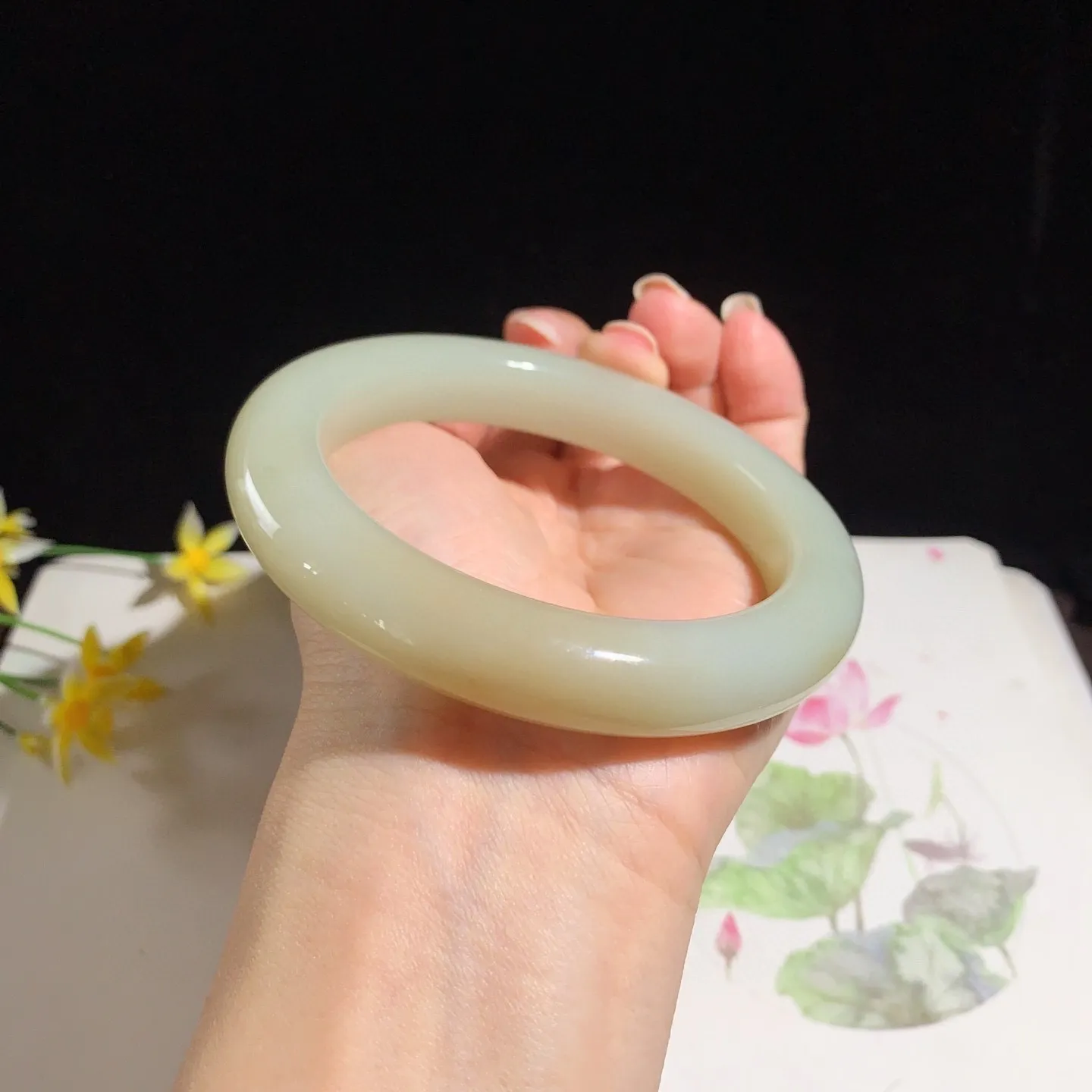 和田玉63圈口且末糖手镯！圈口63宽13.5玉质细腻油润 底色纯净 无裂无杂 脂粉好，品质高！