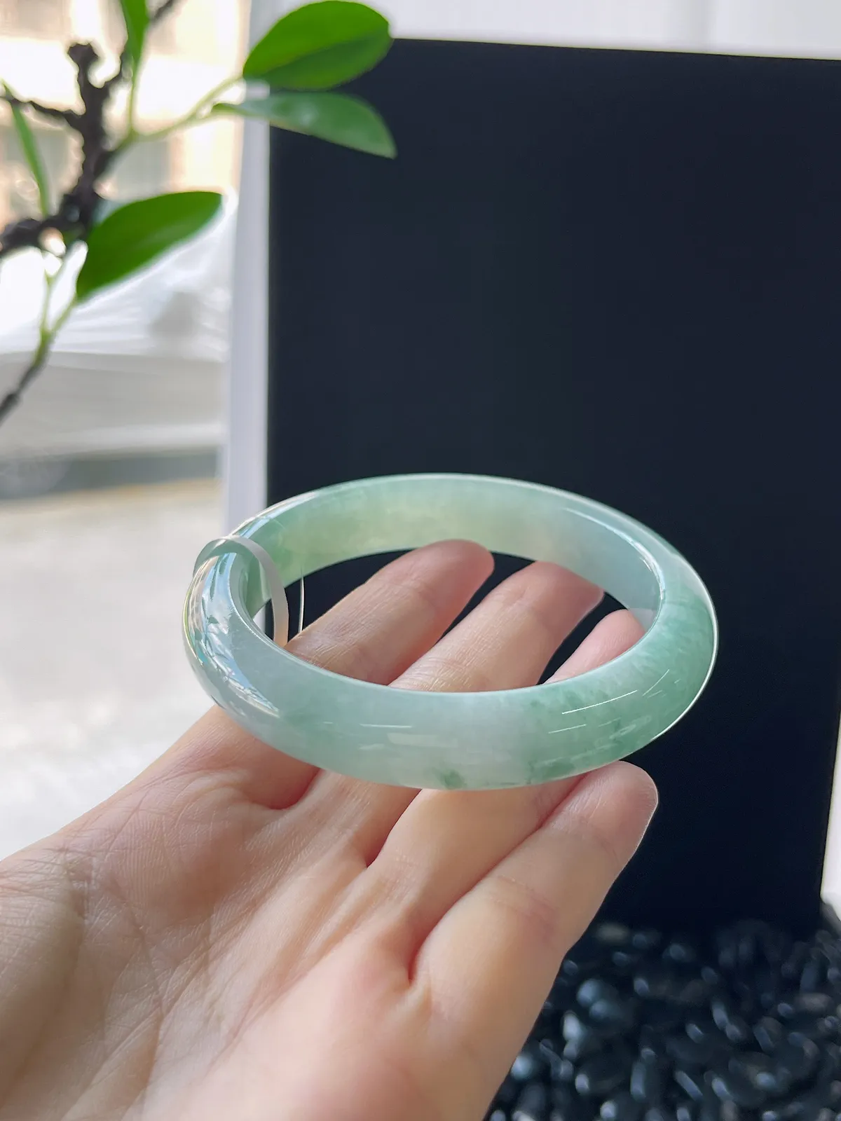 正圈57圈口，翡翠糯化种浅绿色手镯