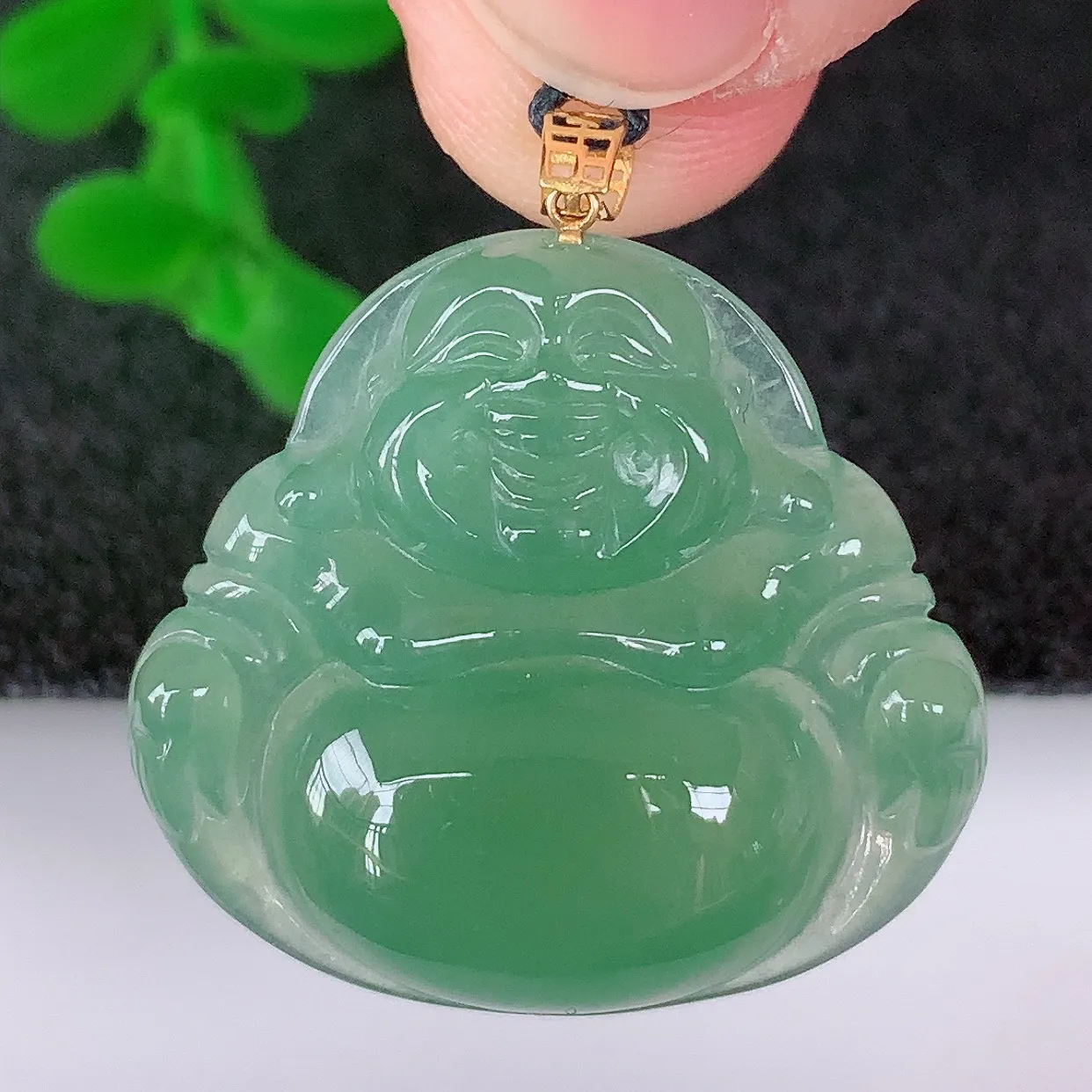 自然光实拍，18K金镶嵌冰种满绿翡翠佛公吊坠，冰透饱满， 佛公亦保平安，寓意有福（佛公）相伴，品相佳，配戴优雅迷人！#51.21整体28*裸石22.6*25*4.8