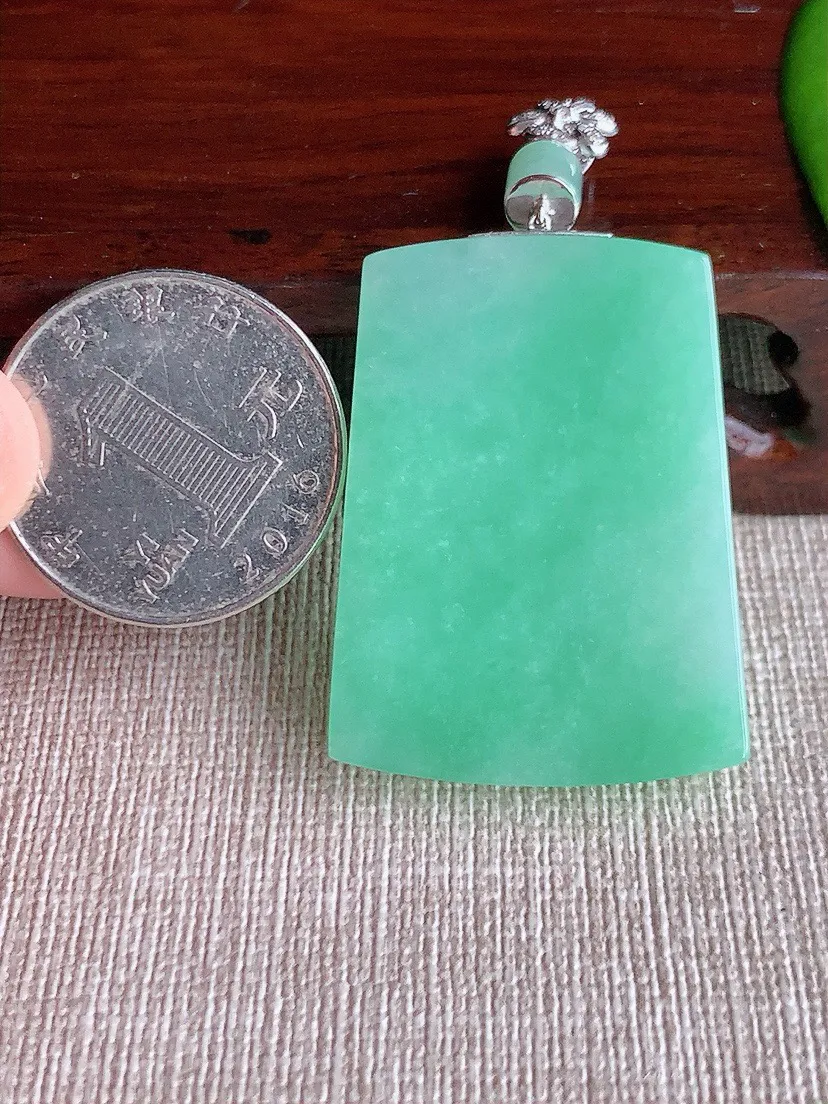 a货翡翠老坑冰种18K金镶嵌满绿无事牌吊坠 尺寸53×36.7×29×5mm 重量18.20g 0622