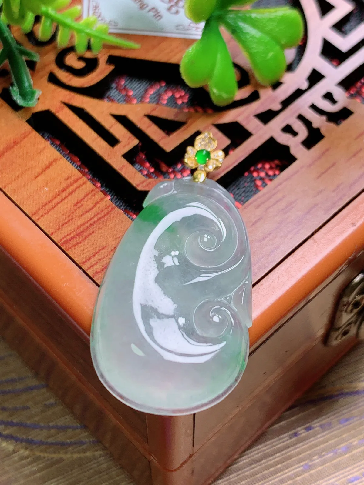 精品推荐，缅甸天然A货翡翠，18K金扣镶嵌冰种飘绿花如意吊坠，种水好，颜色鲜艳，玉质水润细腻，工艺精湛，佩戴效果更佳。