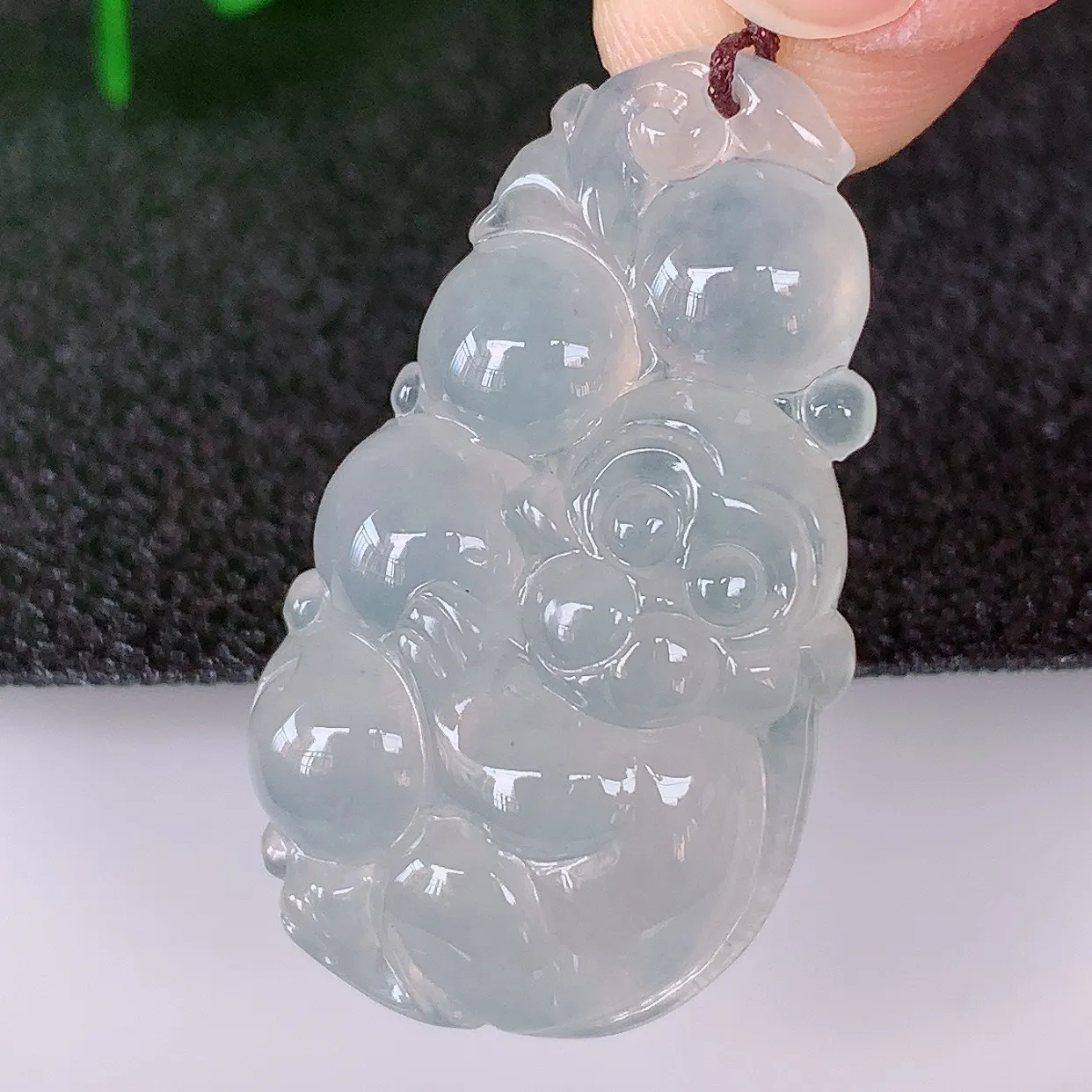 自然光实拍，冰润冰种翡翠生肖猴子吊坠，种老水足，翠色灵动，寓意美好，佩戴时尚出众！#02.21