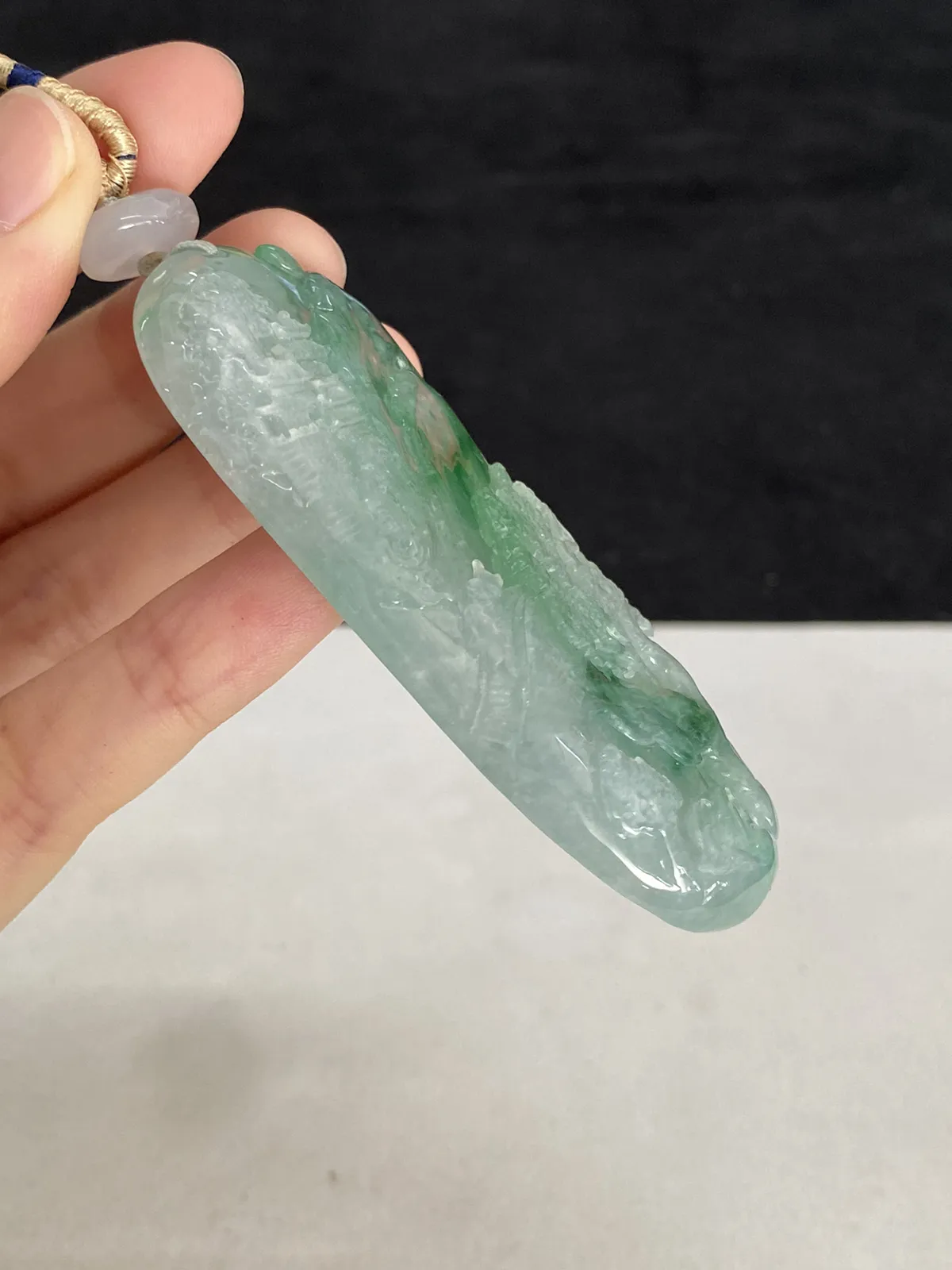 翡翠冰糯种飘绿吊坠，配珠未测