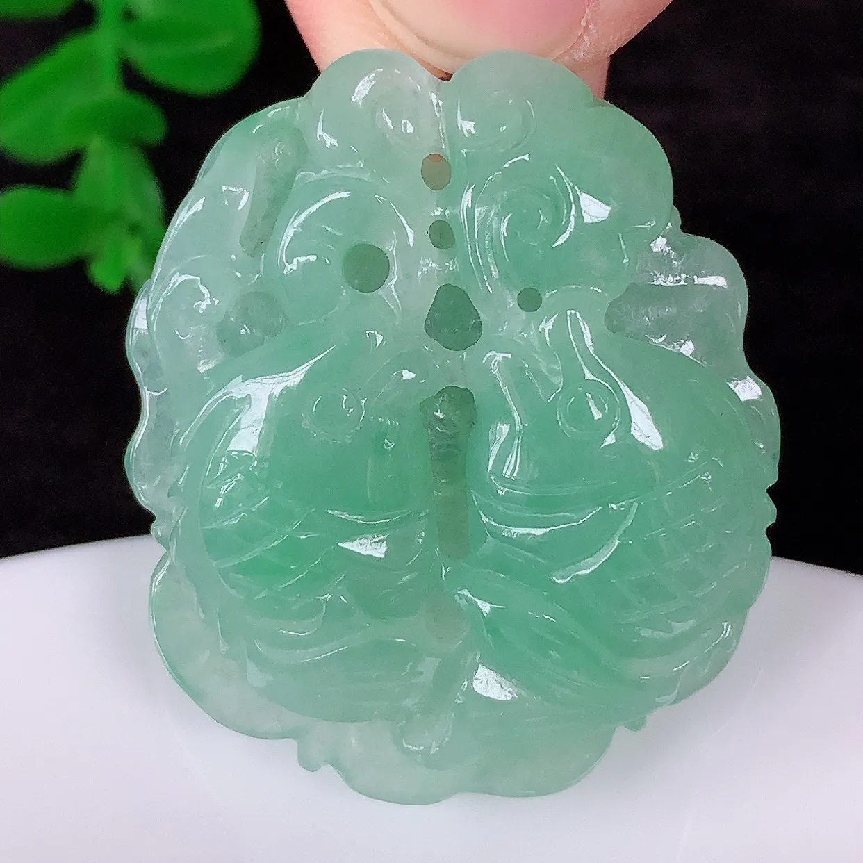 自然光实拍，冰润冰糯种飘绿翡翠年年有余，自由自在玉吊坠，寓意财源广进，雕工婉约，栩栩如生，佩戴优雅迷人！#51.21