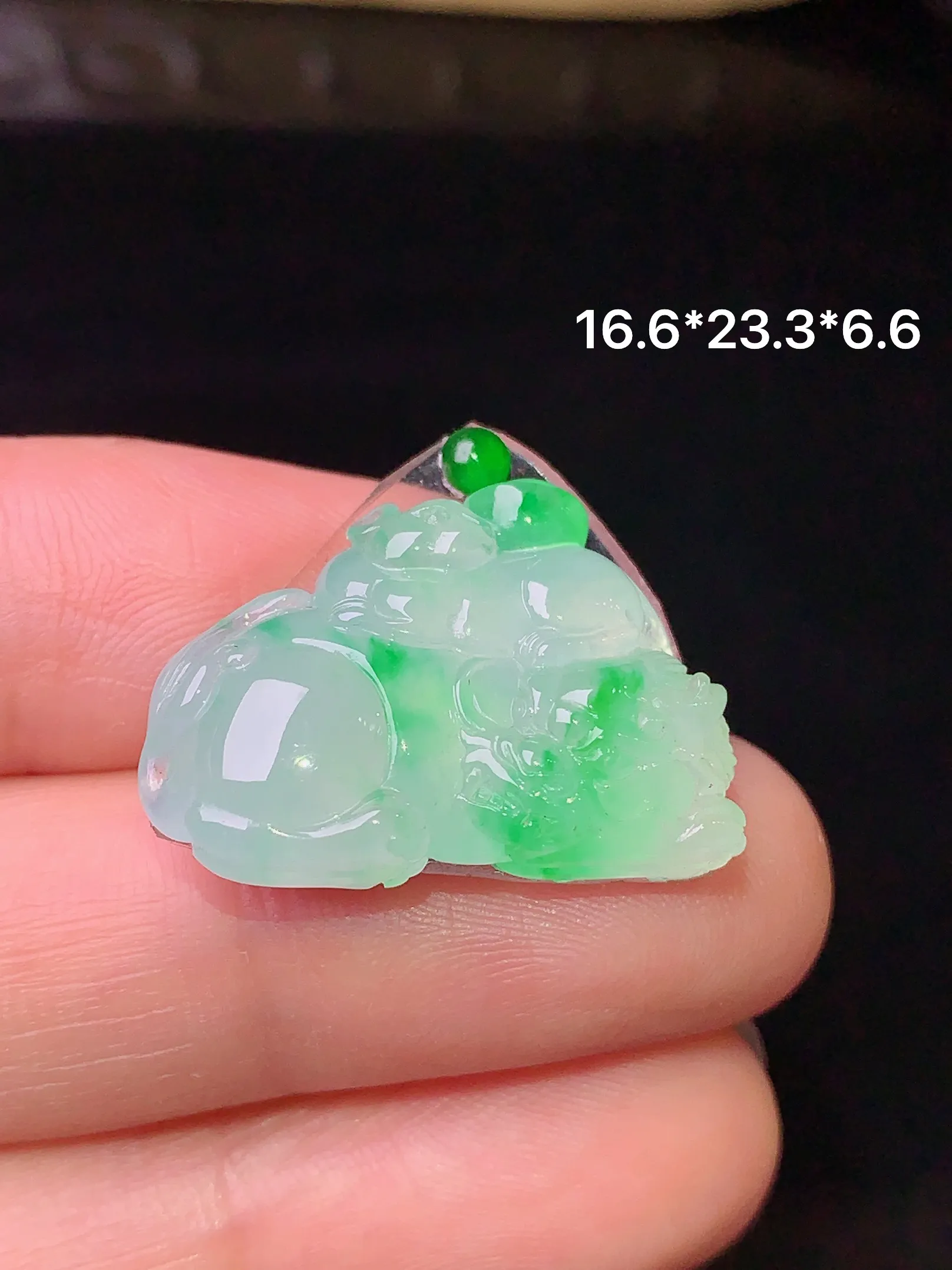 镶嵌款 飘绿麒麟吊坠 玉质细腻 水润亮眼  整体尺寸16.6*23.3*6.6