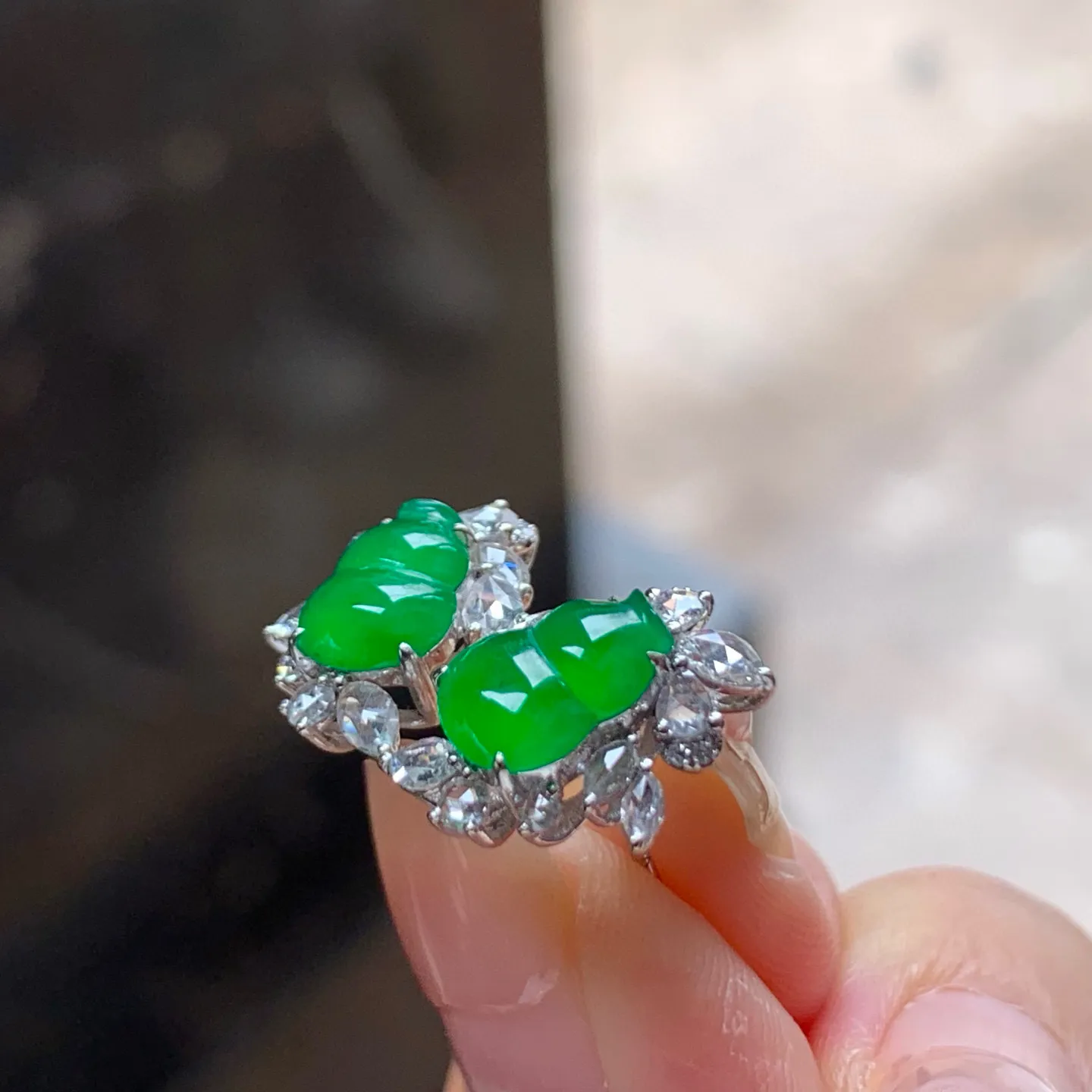 冰种辣绿葫芦耳钉
真金镶嵌 精致