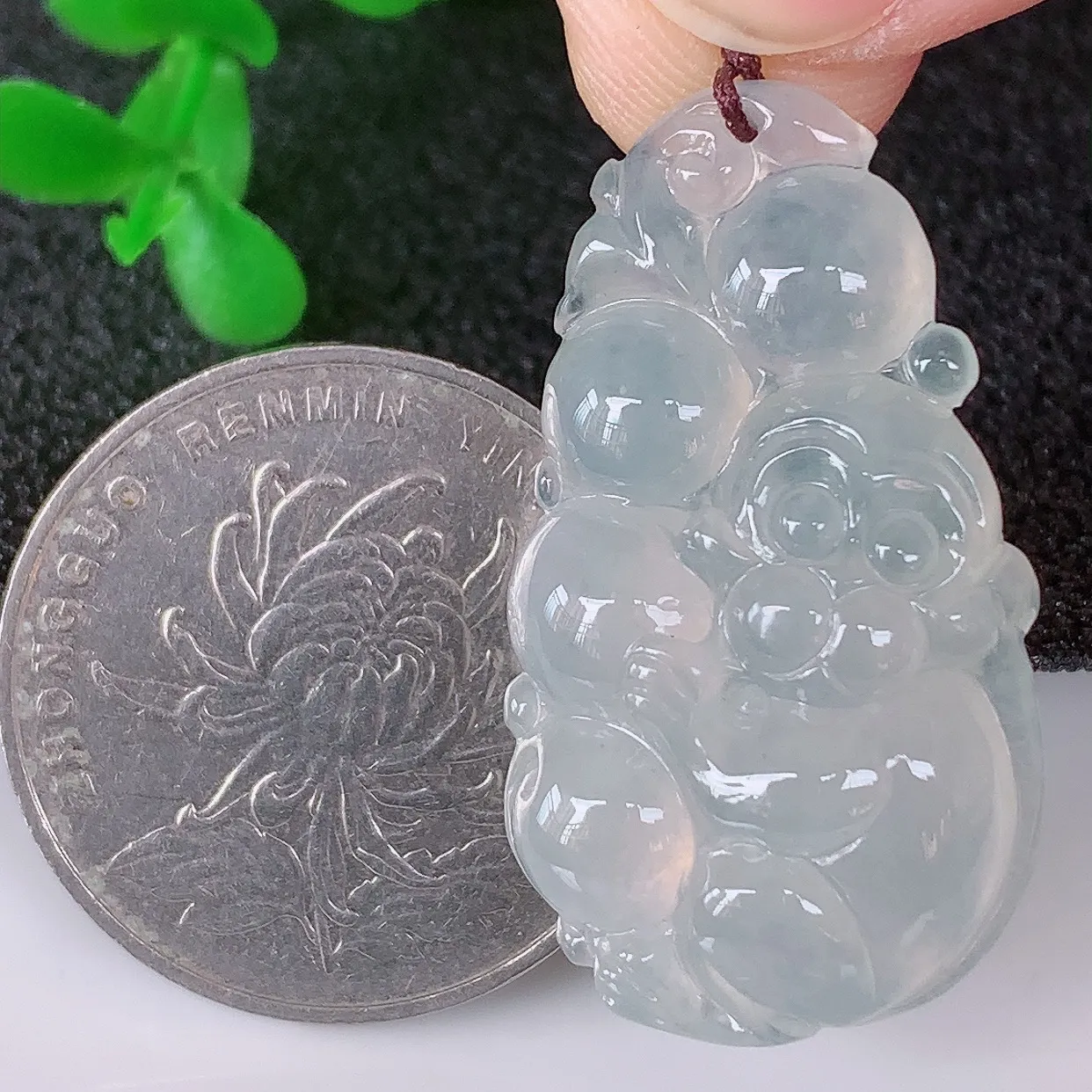 自然光实拍，冰润冰种翡翠生肖猴子吊坠，种老水足，翠色灵动，寓意美好，佩戴时尚出众！#02.21