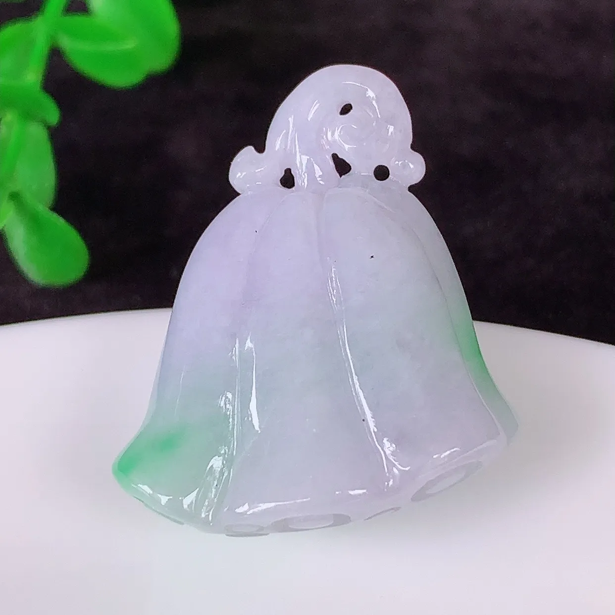 自然光实拍，冰润冰糯种春彩翡翠招财莲蓬吊坠，水润精细，寓意路路都通，有着促进事业有运！#02.21