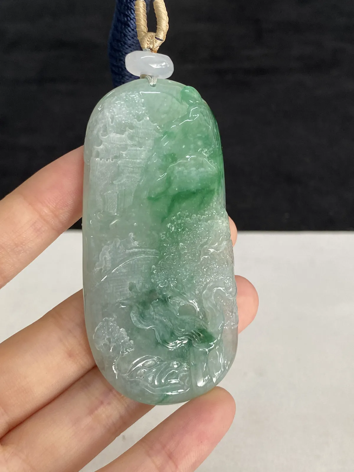 翡翠冰糯种飘绿吊坠，配珠未测