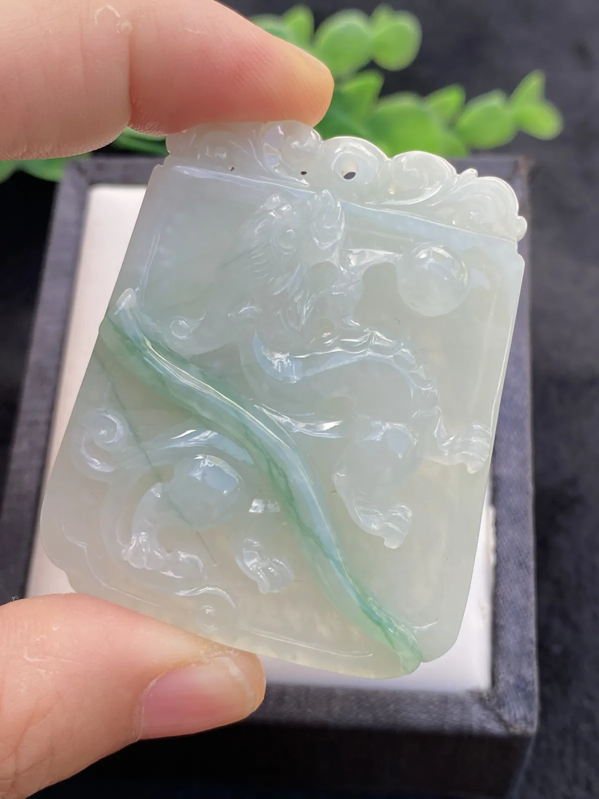 推荐【飘绿古龙牌】背面小避雕，水润，细腻，冰润，厚装，品相佳～