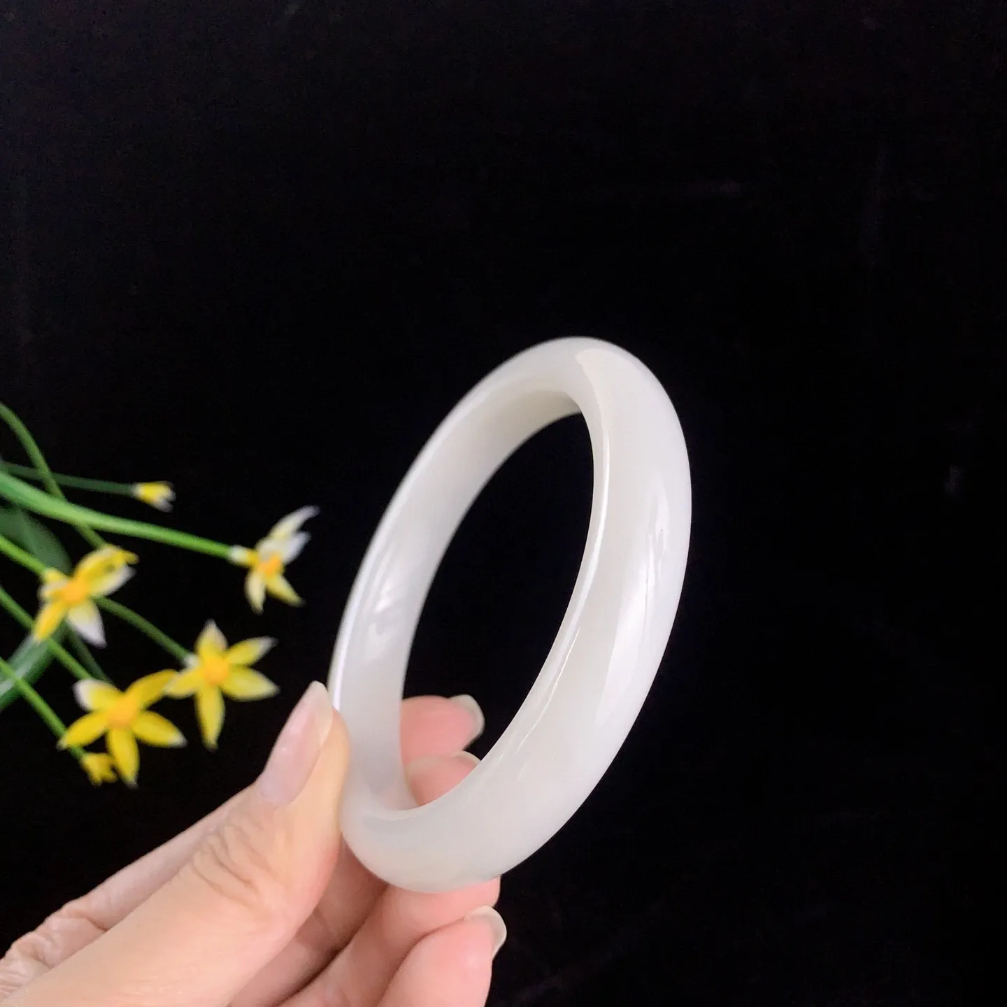 和田玉60圈口羊脂白手镯！玉质细腻油润 底色纯净 无裂无杂 脂粉好，品质好