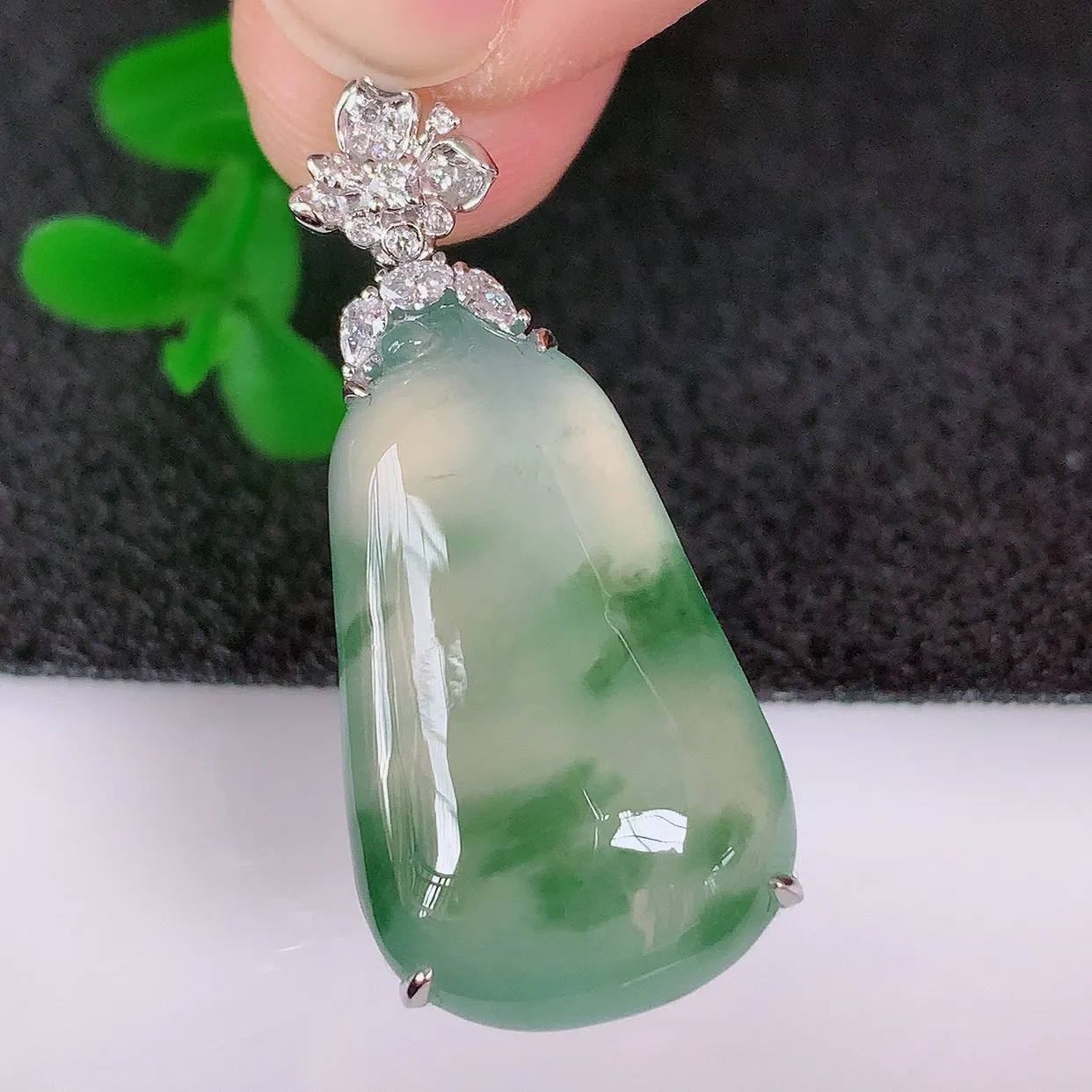 自然光实拍，18K金镶嵌冰润冰种飘绿花翡翠招财福瓜吊坠，翡翠福瓜招财瓜，冰润且起胶感，佩戴效果优雅迷人！#99.21整体32.6*14.8*7.5裸石23*14.6