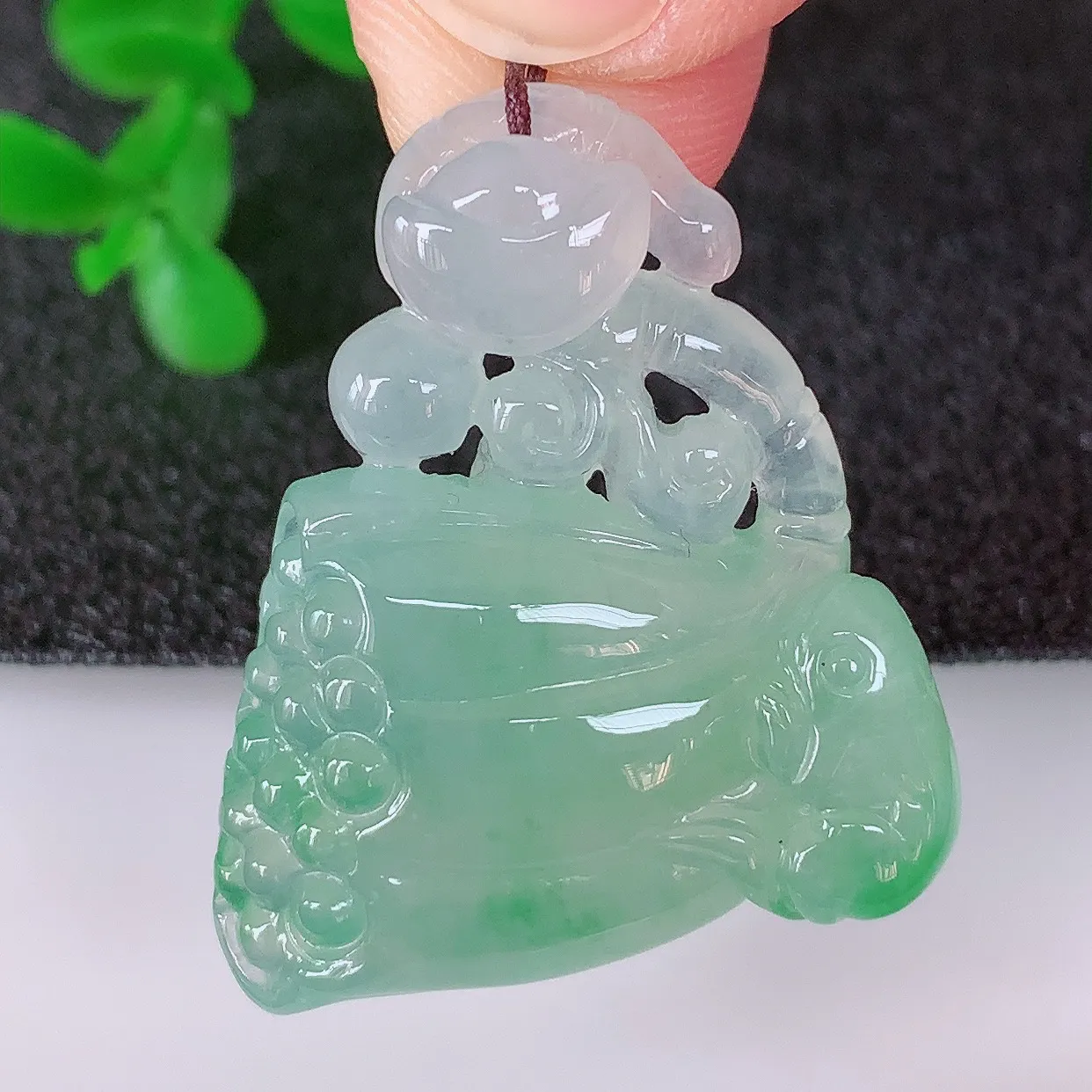 自然光实拍，冰润冰种飘绿翡翠招财莲蓬吊坠，水润精细，寓意路路都通，有着促进事业有运！#02.21