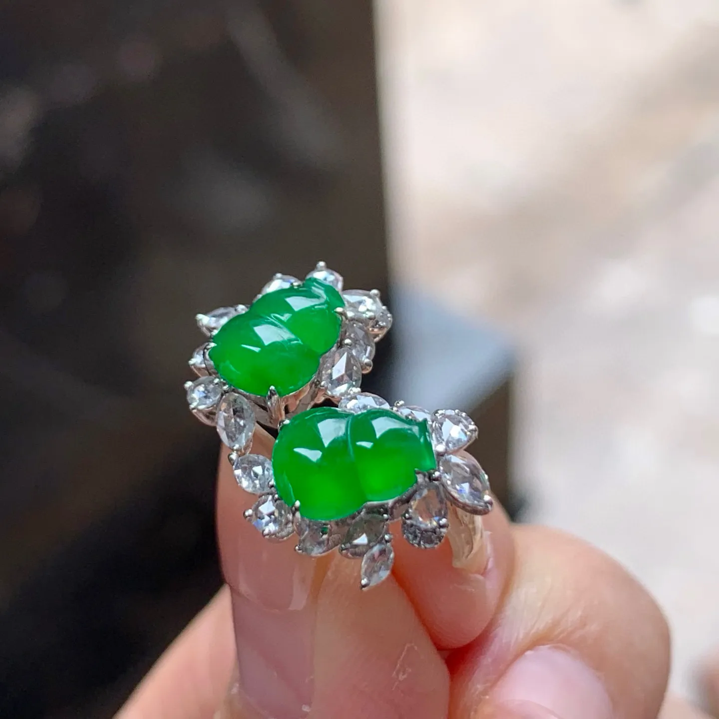 冰种辣绿葫芦耳钉
真金镶嵌 精致