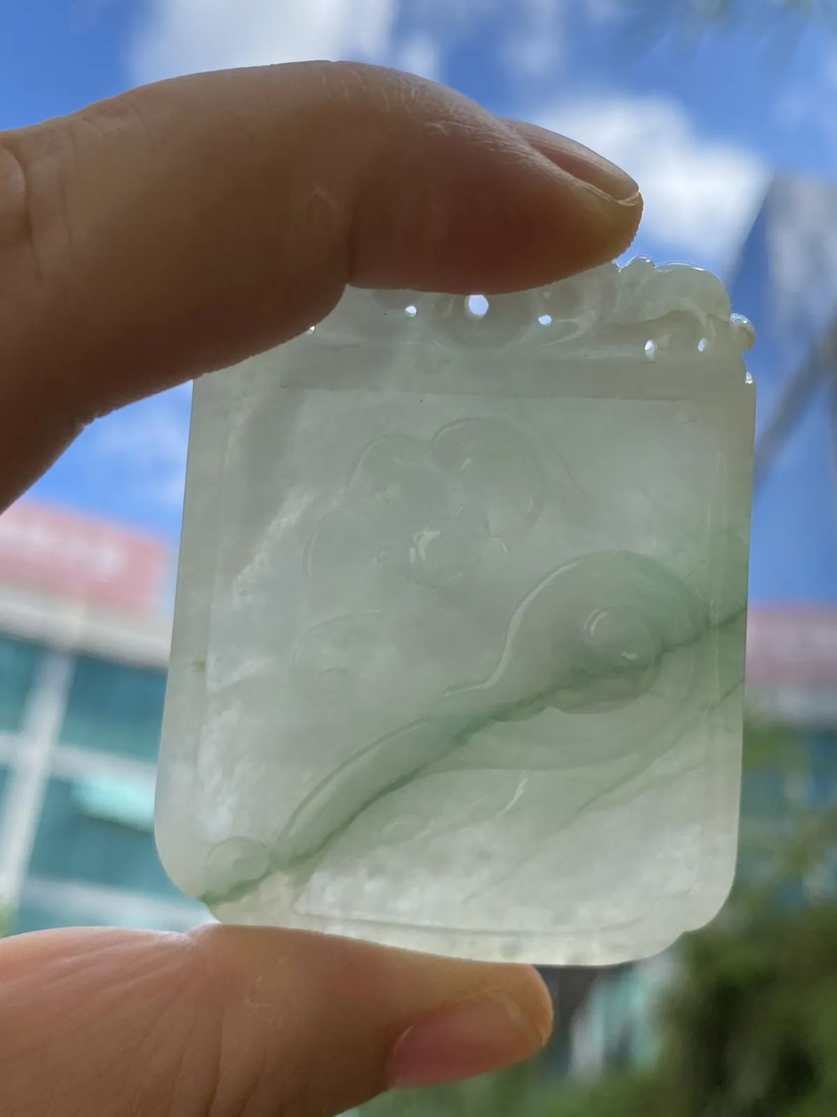 推荐【飘绿古龙牌】背面小避雕，水润，细腻，冰润，厚装，品相佳～