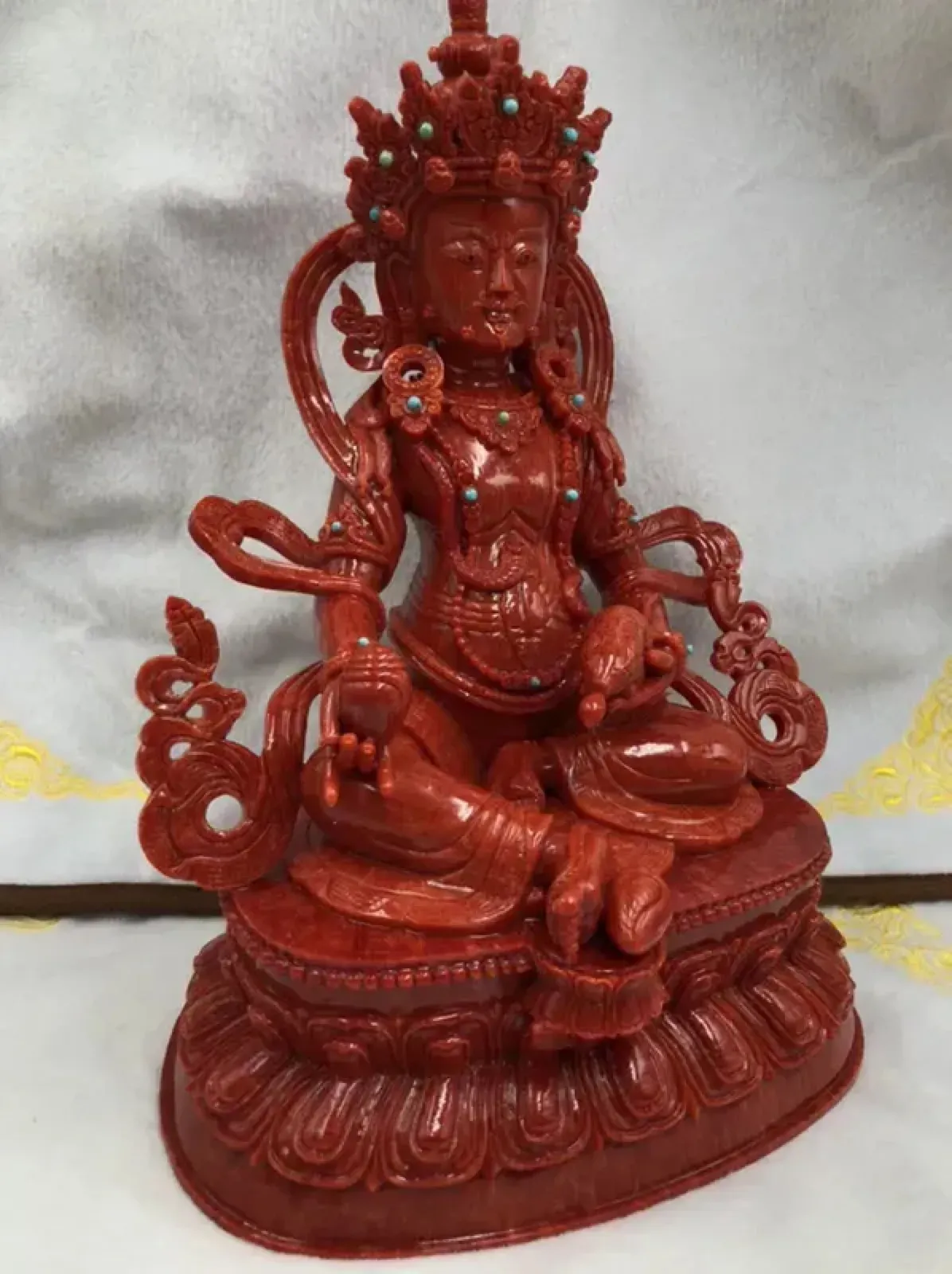 【天然红珊瑚财神大摆件】西班牙产地，科西卡珊瑚料，深红颜色，釆用台湾拼接手工工艺，精雕细镂，底部有开孔可藏经文，手工工序复杂，高约23厘米，宽约17厘米，厚10厘米，总重1800克！大摆件红珊瑚财神，天然绿松石点缀！收藏供奉价值高！