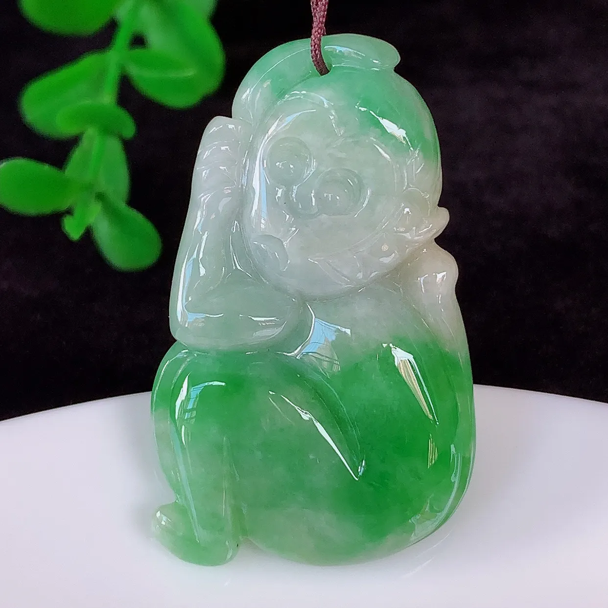 自然光实拍，冰润冰糯种飘阳绿翡翠生肖猴子吊坠，种老水足，翠色灵动，寓意美好，佩戴时尚出众！#87.21