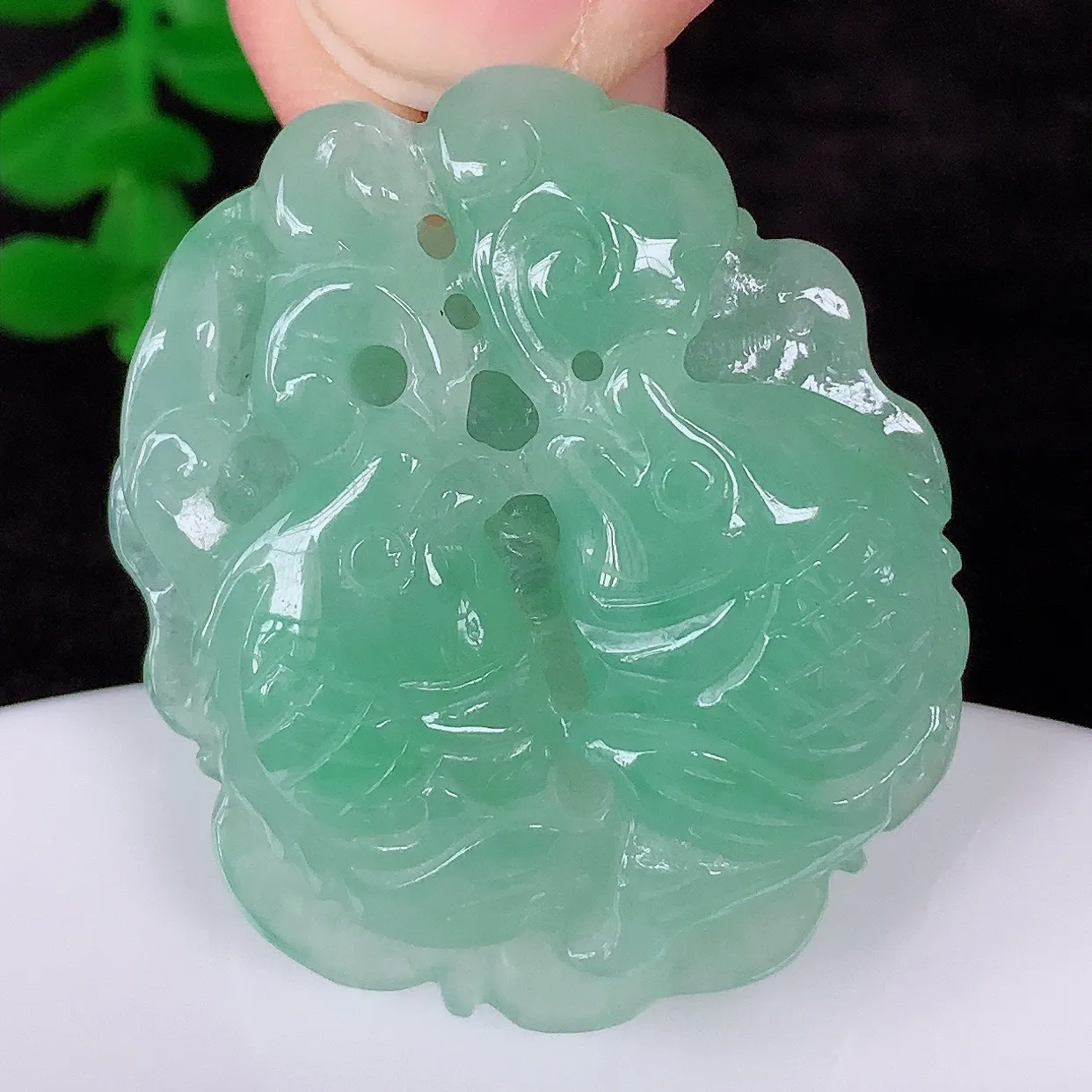 自然光实拍，冰润冰糯种飘绿翡翠年年有余，自由自在玉吊坠，寓意财源广进，雕工婉约，栩栩如生，佩戴优雅迷人！#51.21