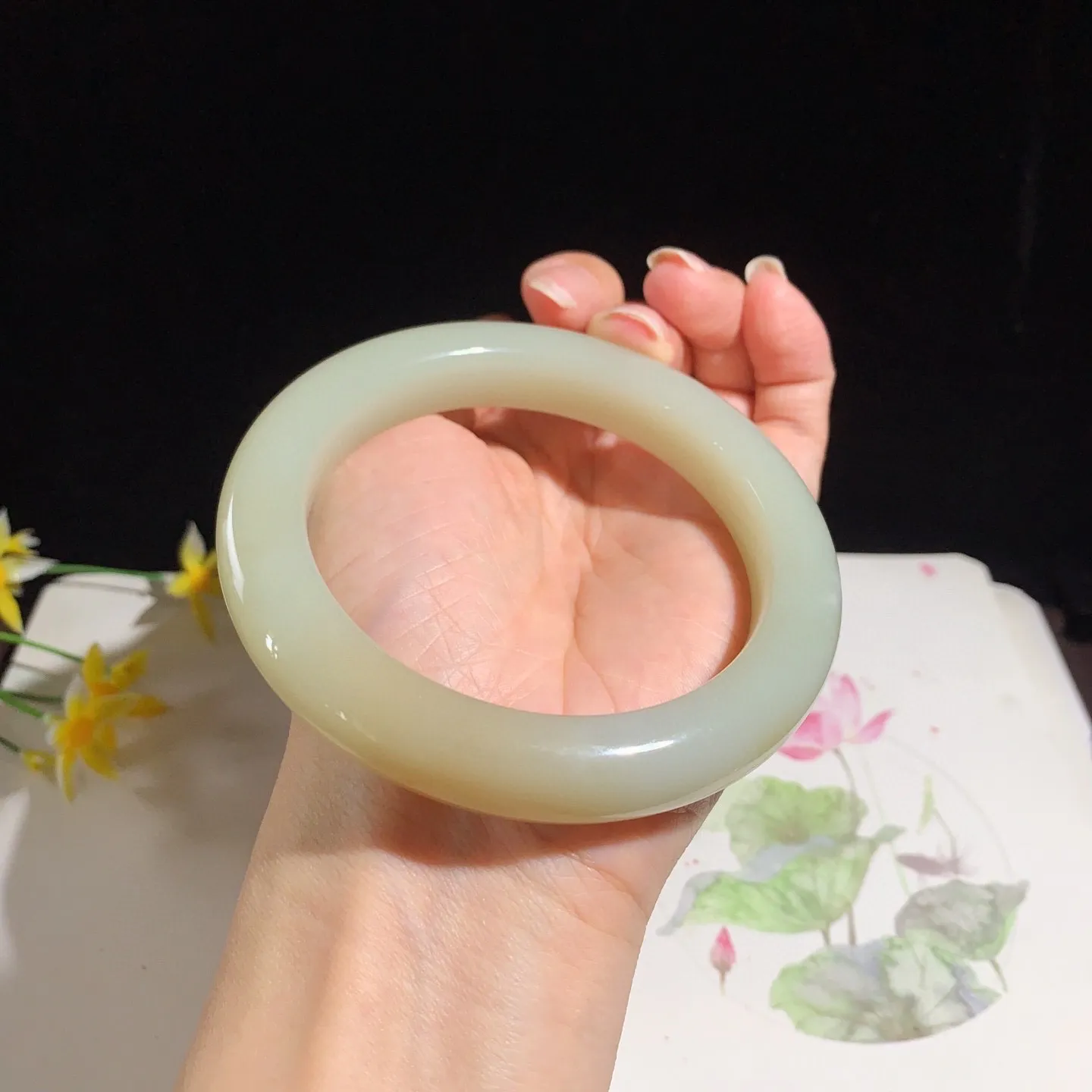 和田玉63圈口且末糖手镯！圈口63宽13.5玉质细腻油润 底色纯净 无裂无杂 脂粉好，品质高！