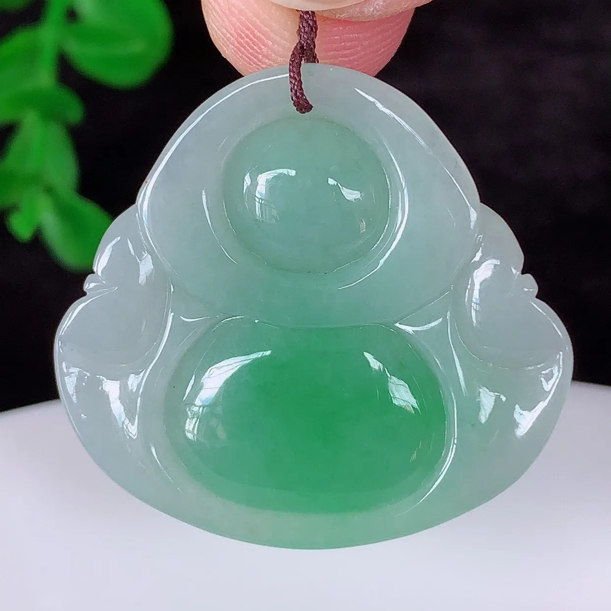 自然光实拍，冰润冰糯种飘阳绿翡翠佛公吊坠，饱满， 佛公亦保平安，寓意有福（佛公）相伴，配戴优雅迷人！#02.21