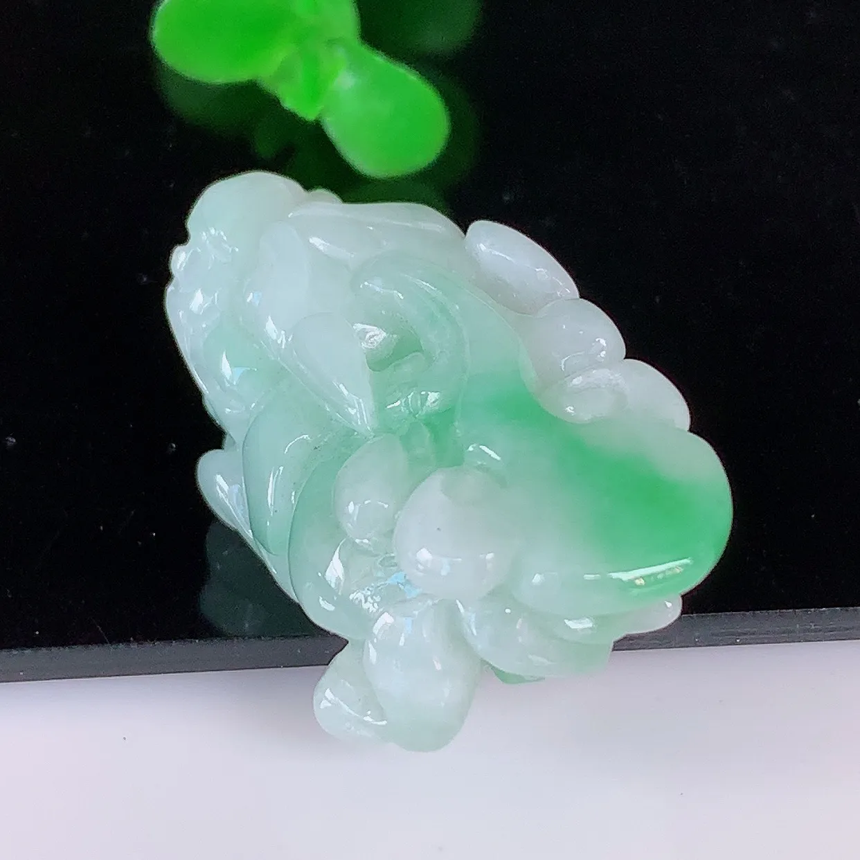 自然光实拍，冰润冰糯种飘阳绿翡翠招财貔貅吊坠，民间有“一摸貔貅运程旺盛，再摸貔貅财运滚滚，三摸貔貅平