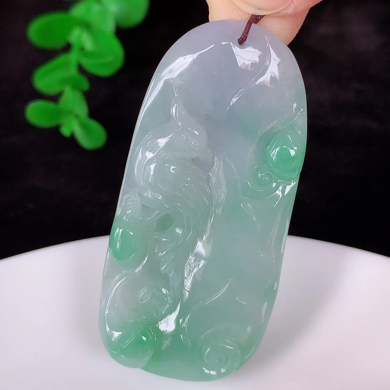 自然光实拍，冰润冰糯种春彩翡翠喜上眉梢吊坠，种老水足，翠色灵动，寓意美好，佩戴时尚出众！#41.21