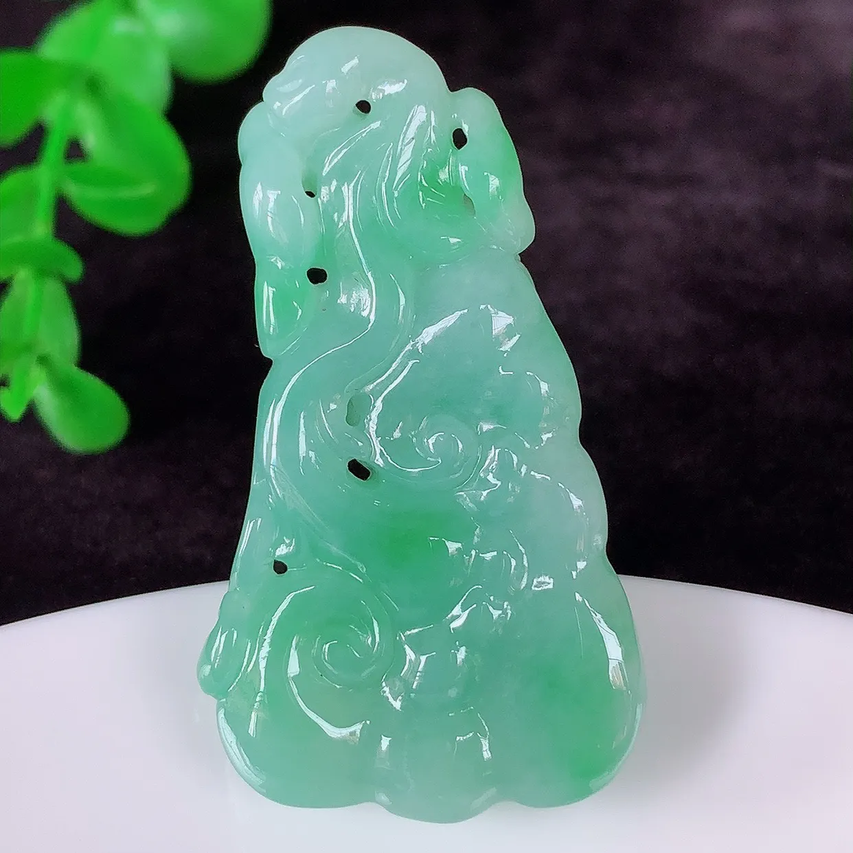 自然光实拍，冰润冰糯种飘绿翡翠如意吊坠，翡翠如意，上身效果非常美，饱满大气，工艺美，万事如意，如意一生 #02.21