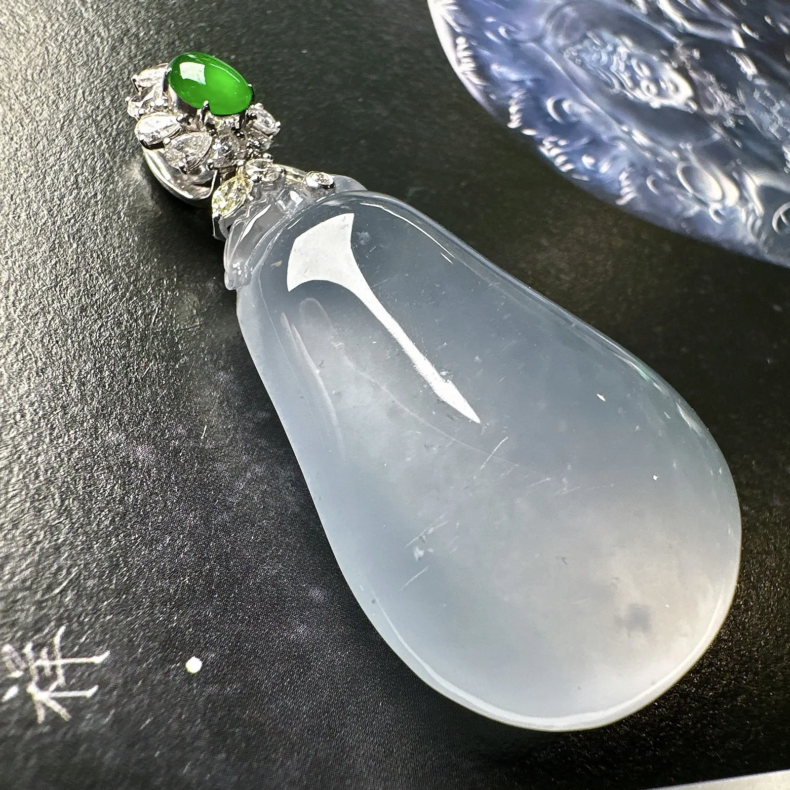 【冰种福瓜吊坠】种水上乘，晶莹剔透，纯净通透，莹光感很强。18k金钻镶嵌，裸石尺寸41*27*13.7毫米